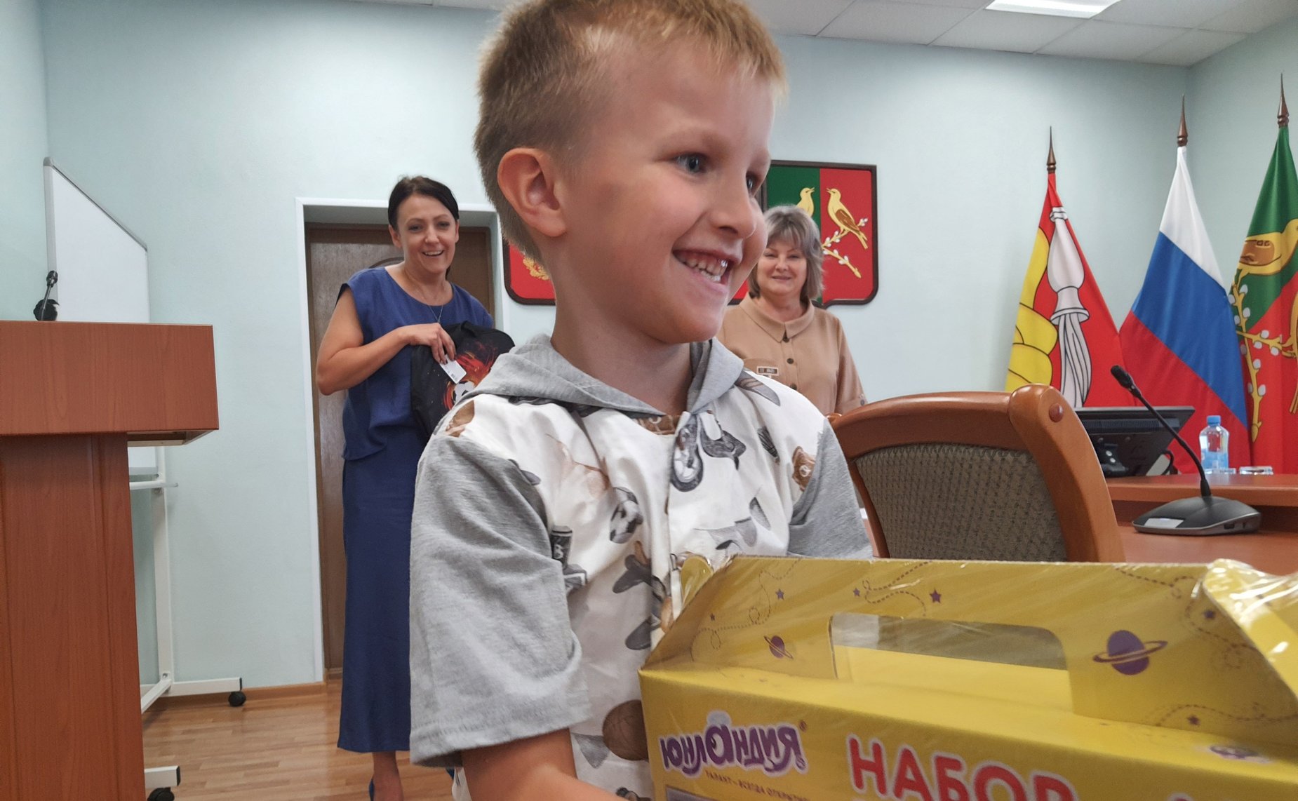 Сергей Лукин передал в Воронежской области школьные рюкзаки с канцелярскими принадлежностями детям участников СВО