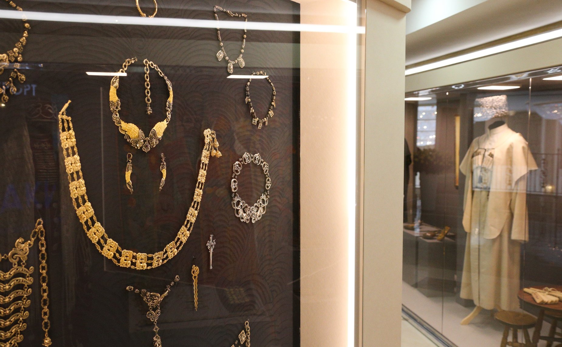 Валентина Матвиенко и Мурат Кумпилов открыли в Совете Федерации выставку, посвященную столетию Республики Адыгея