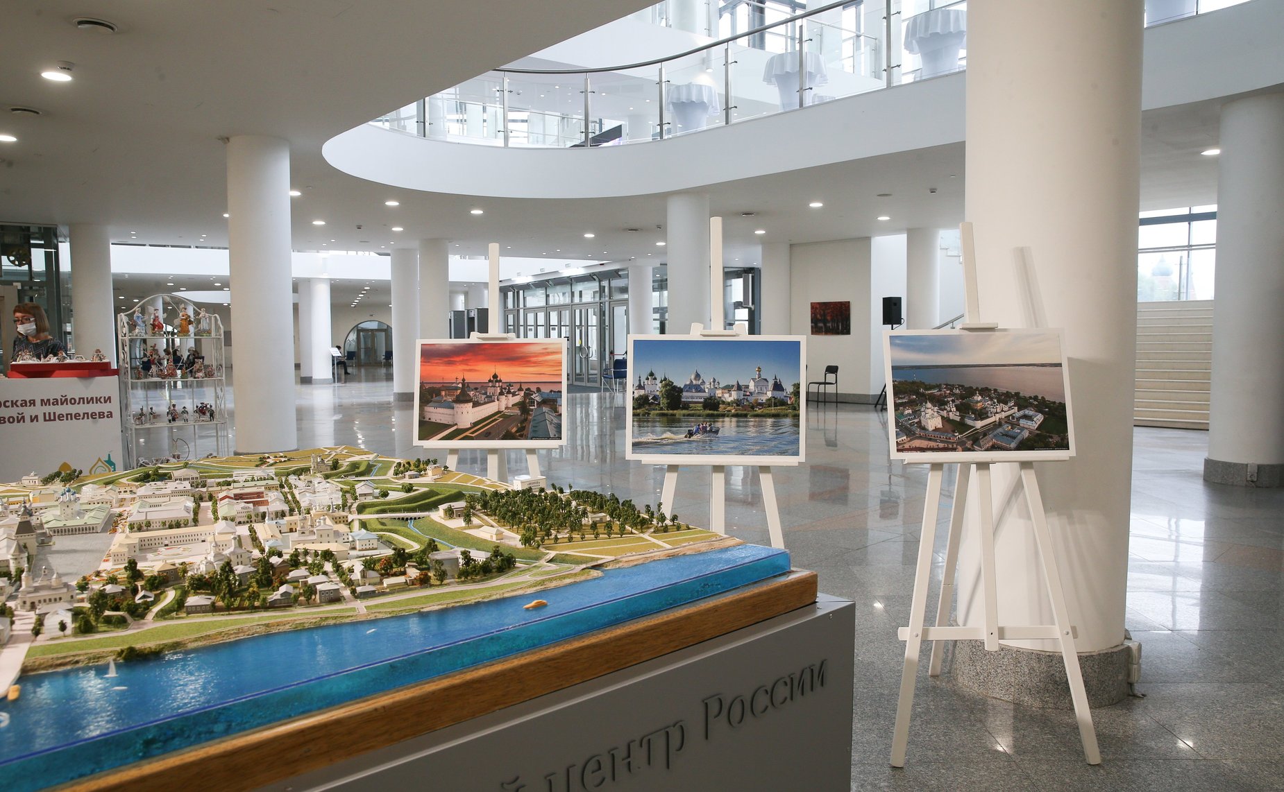 Выставка историко-культурных объектов и изделий мастеров народно-художественных промыслов Ярославской области, проходящая в рамках VIII Парламентского форума «Историко-культурное наследие России»