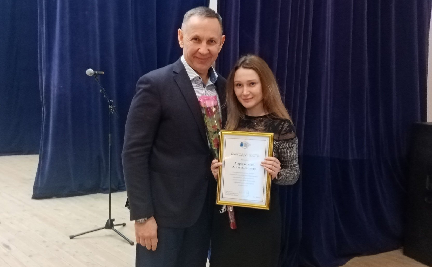 Олег Алексеев в ходе работы в регионе принял участие в заседании актива Александрово-Гайского муниципального района и вручил почетные грамоты и благодарственные письма особо отличившимся жителям района