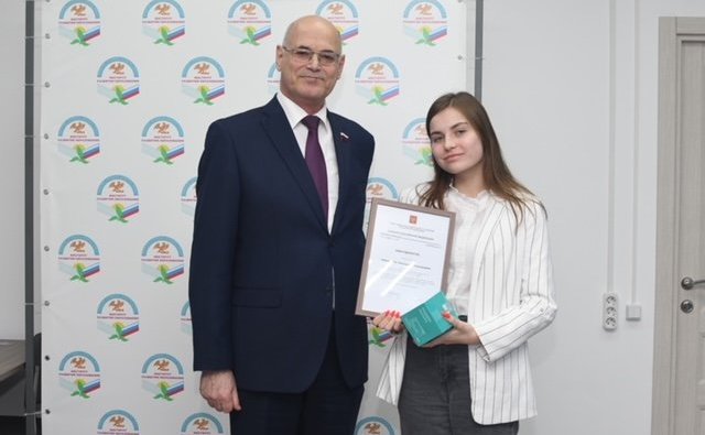 Владимир Круглый в ходе поездки в регион встретился с победителями детской творческой школы-конкурса «Портрет твоего края»