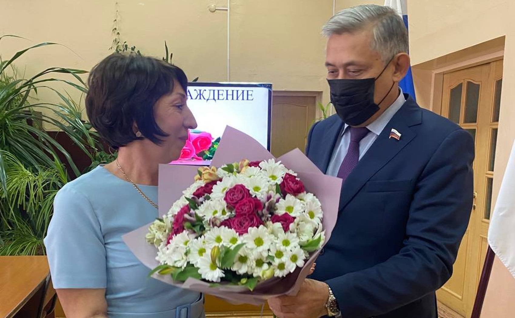 Юрий Валяев вручил Благодарственные письма работникам школьного образования за добросовестный и многолетний труд