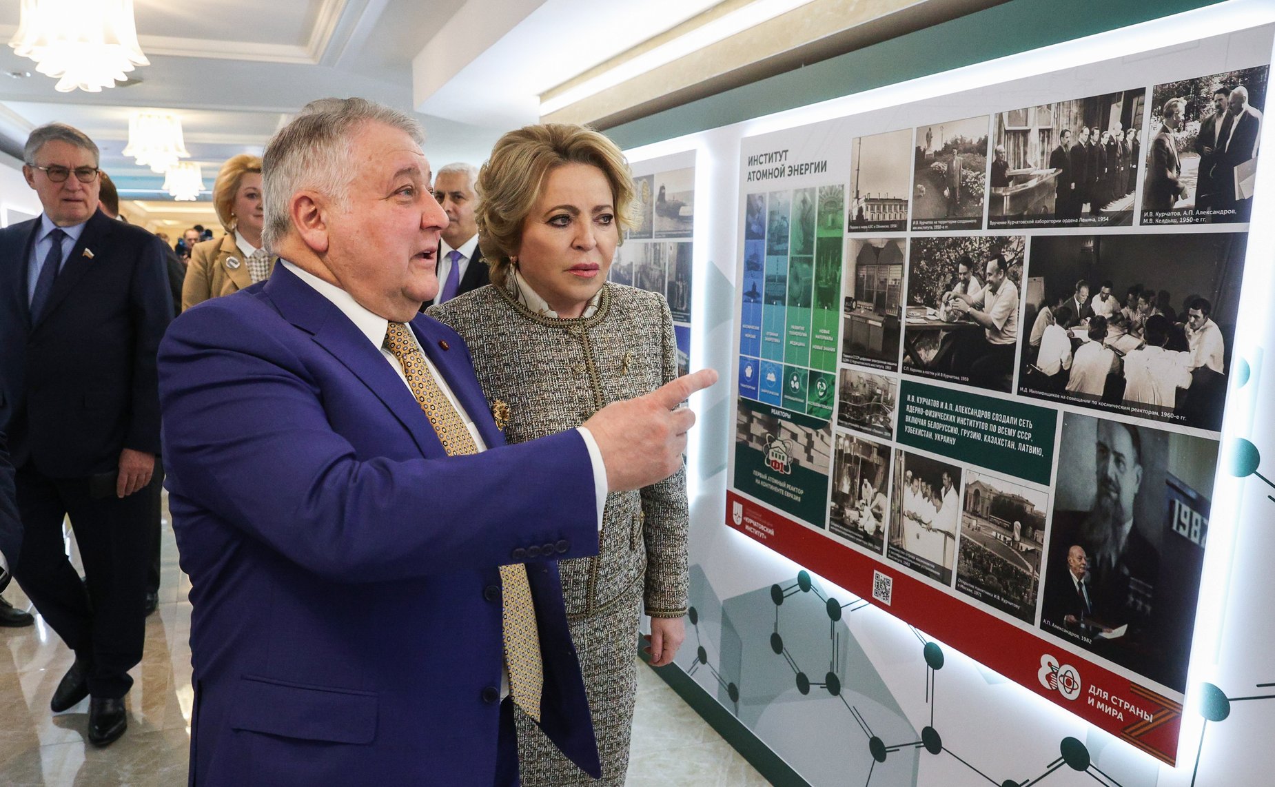 Валентина Матвиенко и президент НИЦ «Курчатовский институт» Михаил Ковальчук открыли выставку «Курчатовский институт – 80 лет для страны и мира»