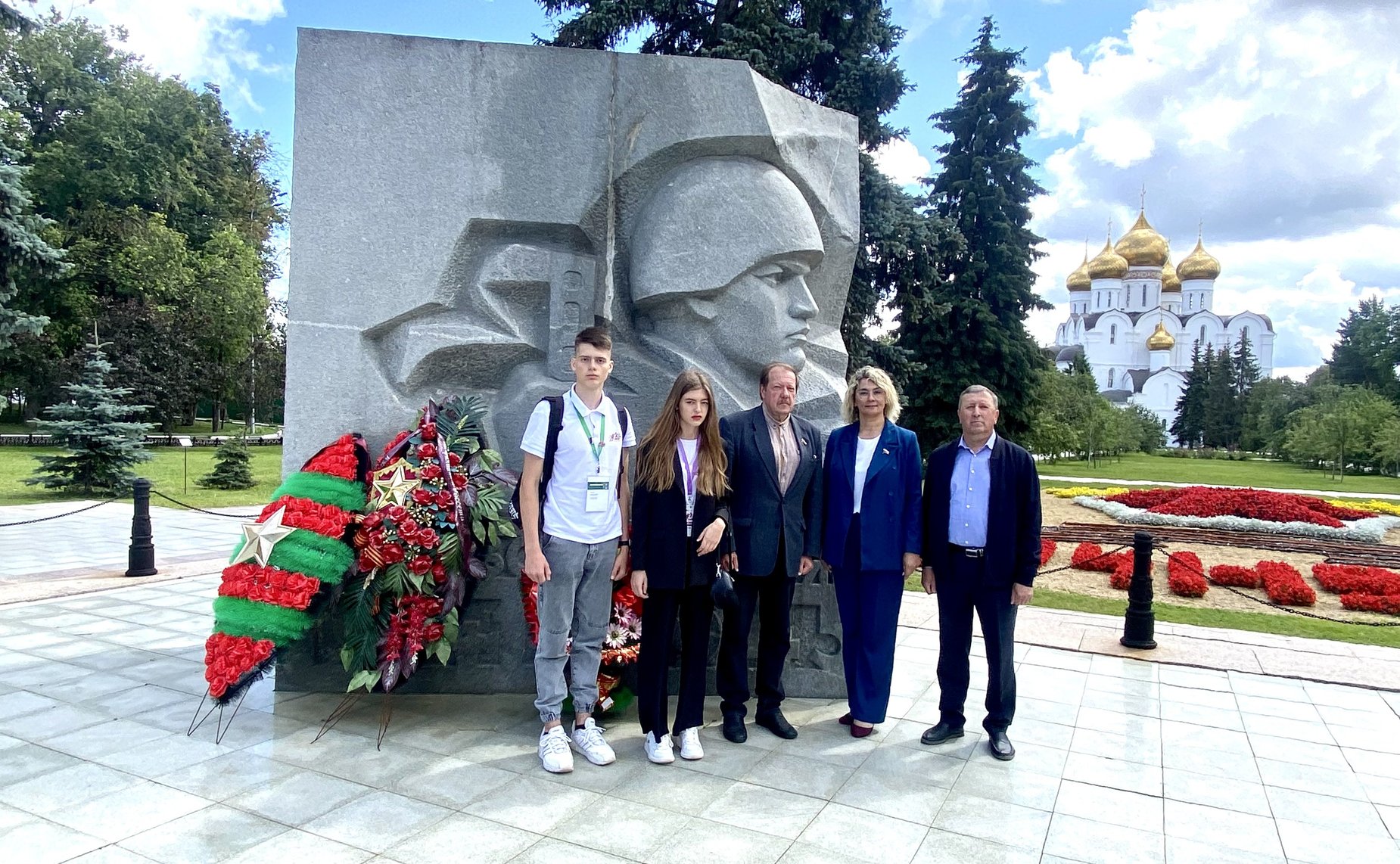 Наталия Косихина и Александр Русаков вместе с ярославскими участниками культурно-образовательного проекта «Поезд Памяти» возложили цветы к памятнику-монументу «Вечный огонь» в честь боевой и трудовой славы ярославцев в годы Великой Отечественной войны 194