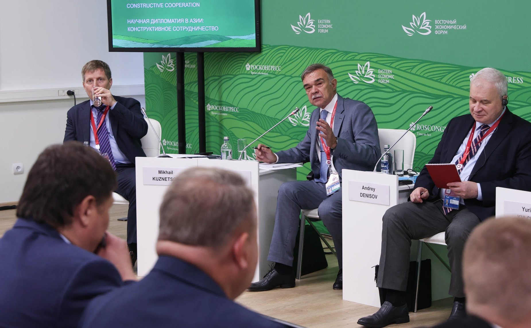 Сессия «Научная дипломатия в Азии: конструктивное сотрудничество». Сенаторы принимают участие в VIII Восточном экономическом форуме