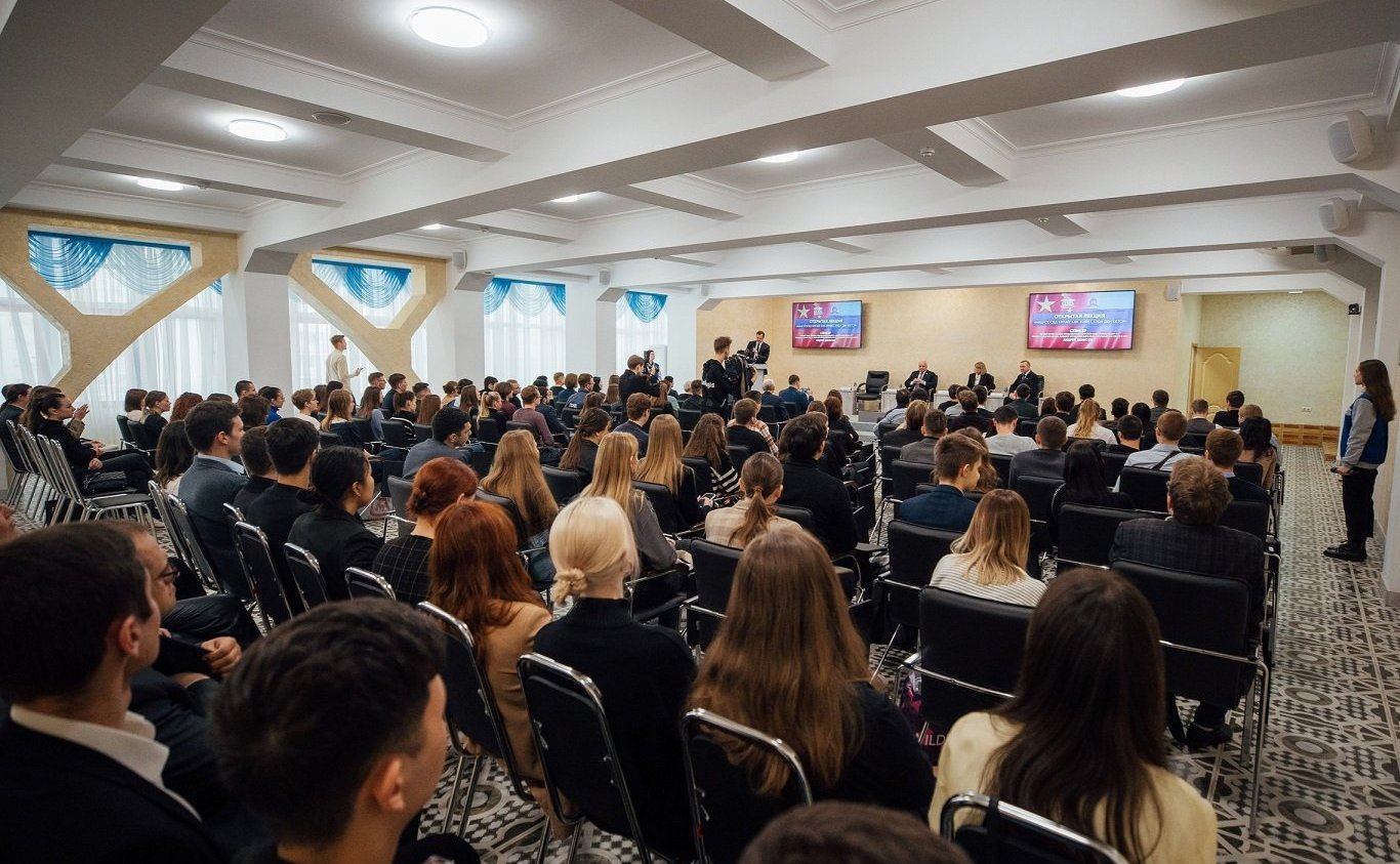 Андрей Денисов выступил перед студентами вузов Саратовской области