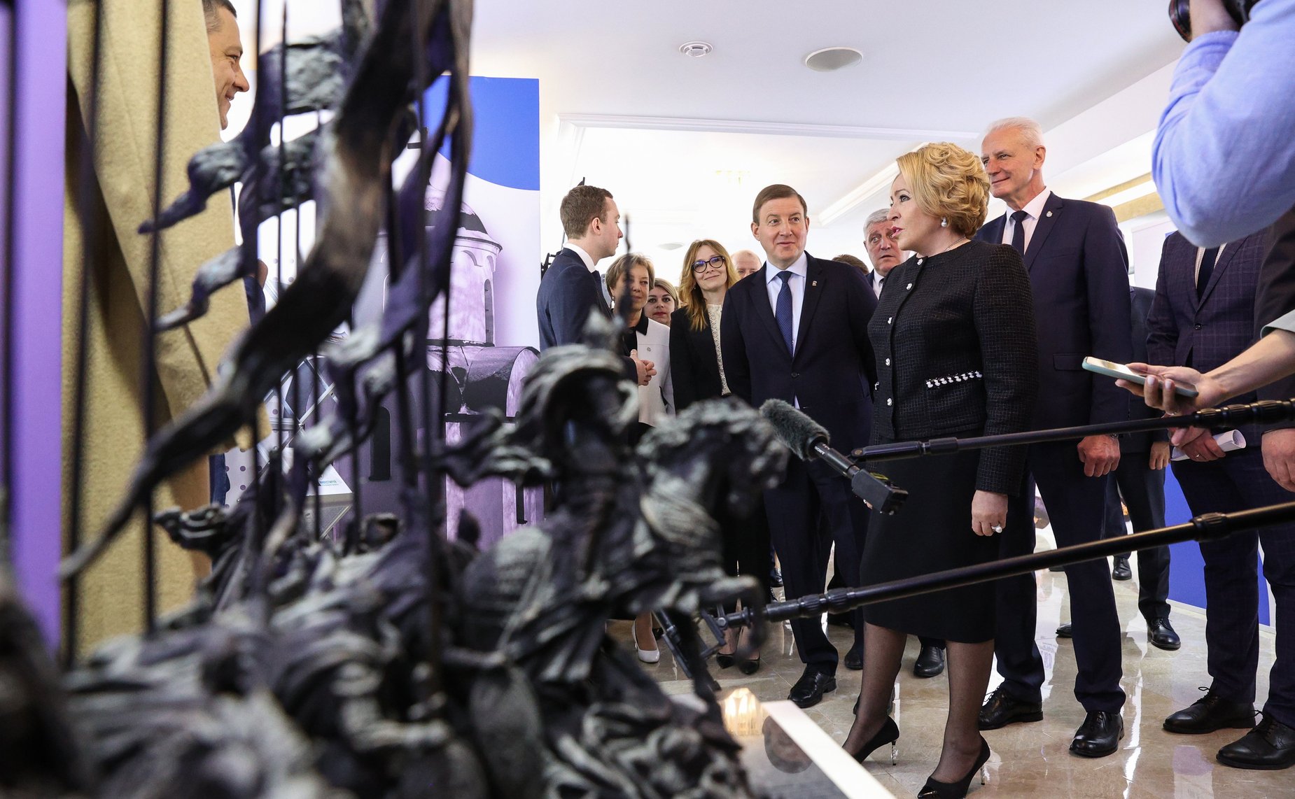 Валентина Матвиенко и Михаил Ведерников осмотрели выставку, посвященную истории и перспективным направлениям развития Псковской области