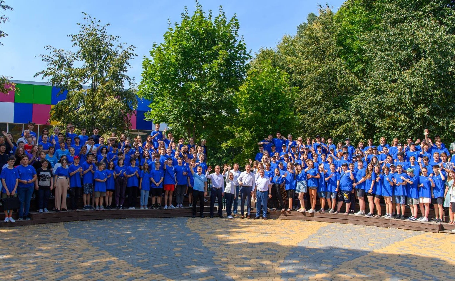 Анатолий Артамонов посетил детский лагерь «Сокол», на базе которого проводится первая межрегиональная ИТ-смена