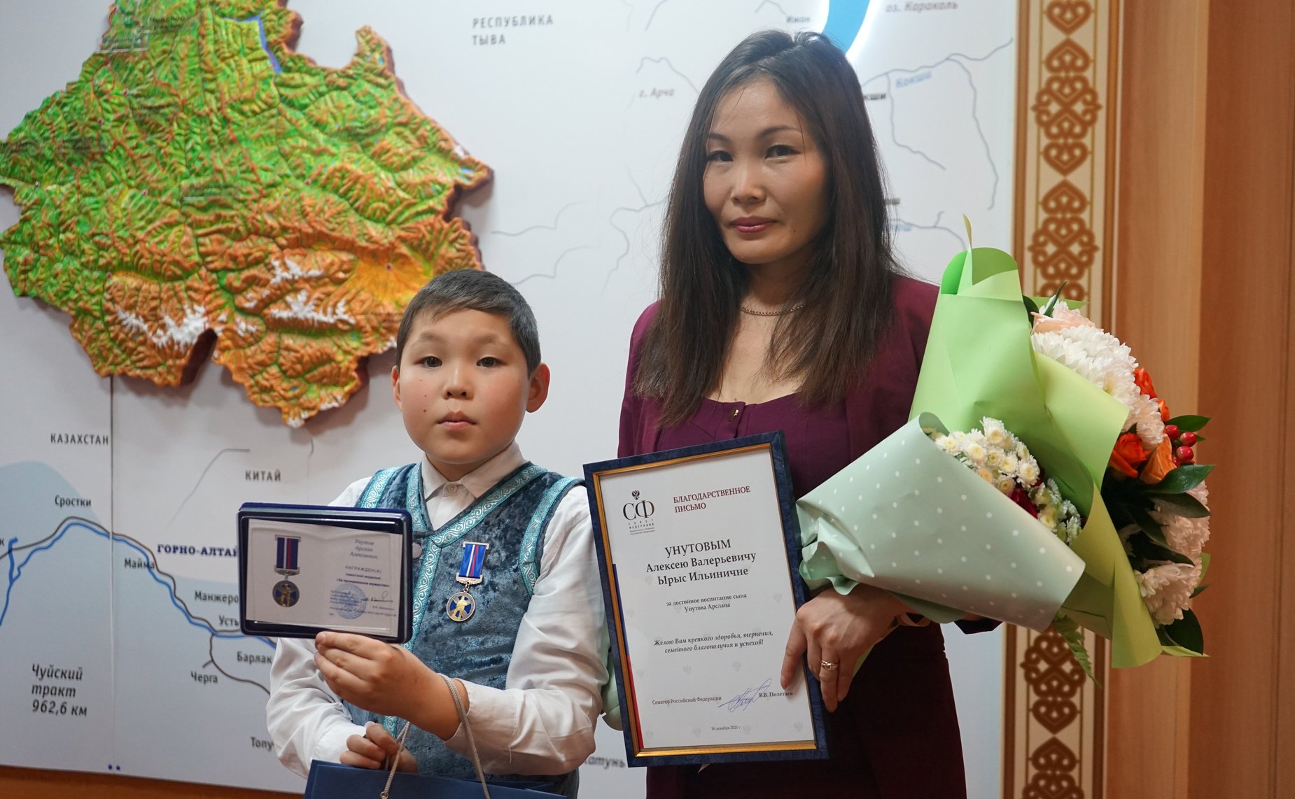 Владимир Полетаев вручил ребятам из Республики Алтай медали Совета Федерации «За проявленное мужество»
