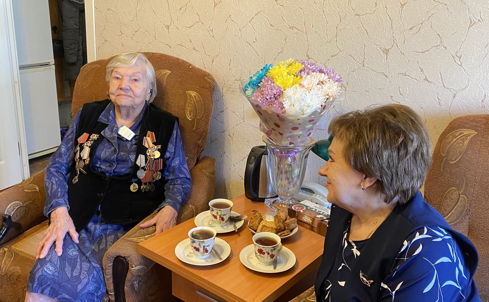 Елена Бибикова поздравила с Днем Победы ветеранов Великой Отечественной войны