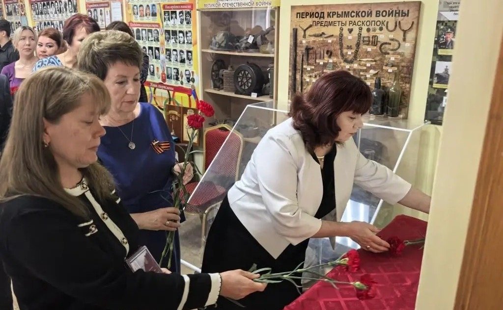 Екатерина Алтабаева приняла участие в торжественной церемонии открытия памятного стенда, посвящённого участнику СВО