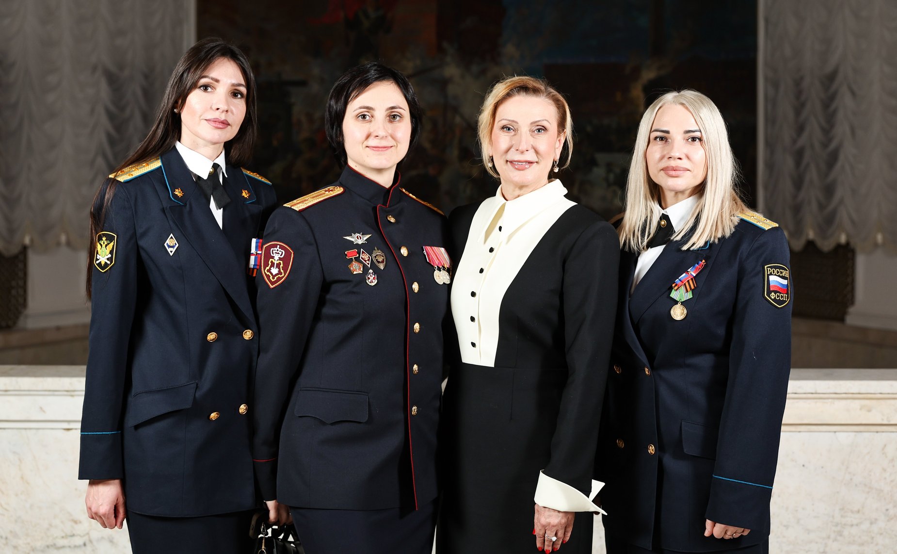 Заместитель Председателя Совета Федерации Инна Святенко приняла участие в церемонии награждения поисковиков, добровольцев и волонтеров, состоявшейся в Центральном академическом театре Российской Армии