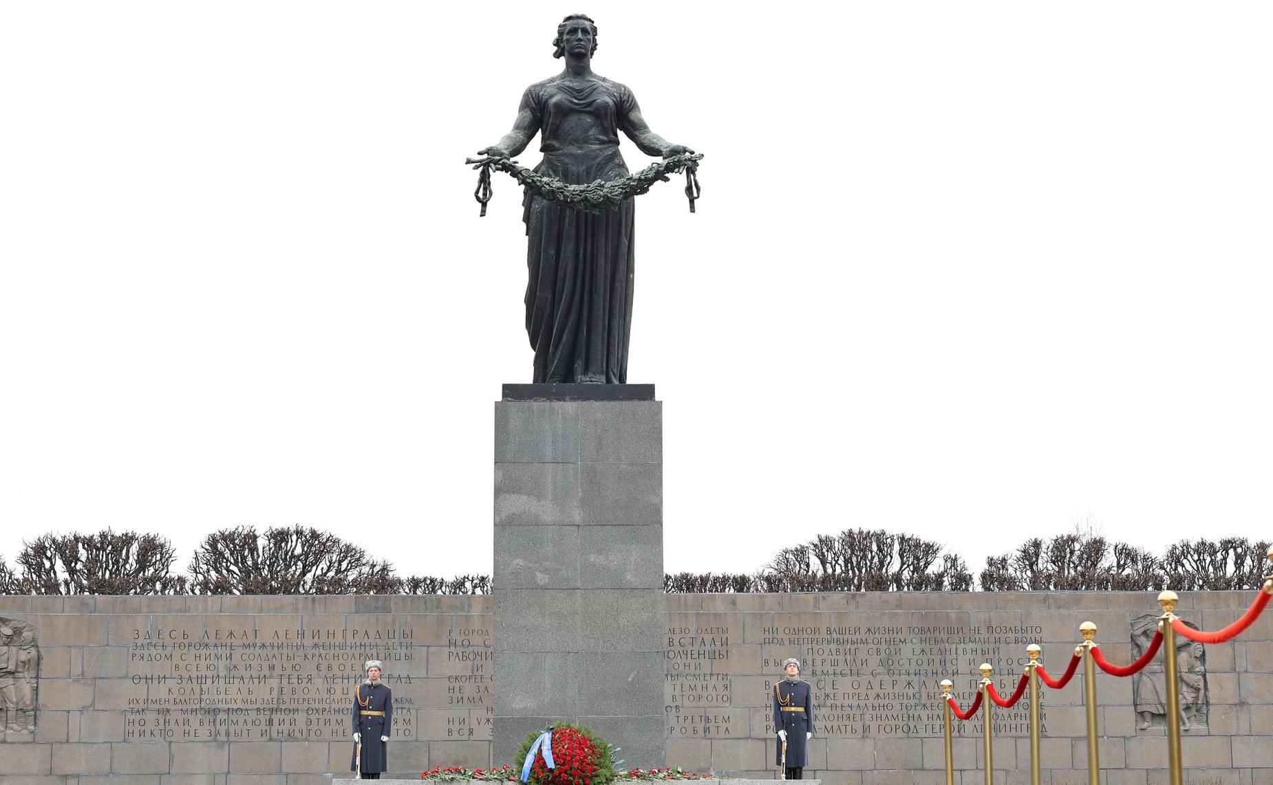 Делегации стран-участниц Межпарламентской Ассамблеи СНГ возложили венки и цветы к Монументу «Мать-Родина» на Пискаревском мемориальном кладбище, а также к памятным плитам государств на Аллее Памяти