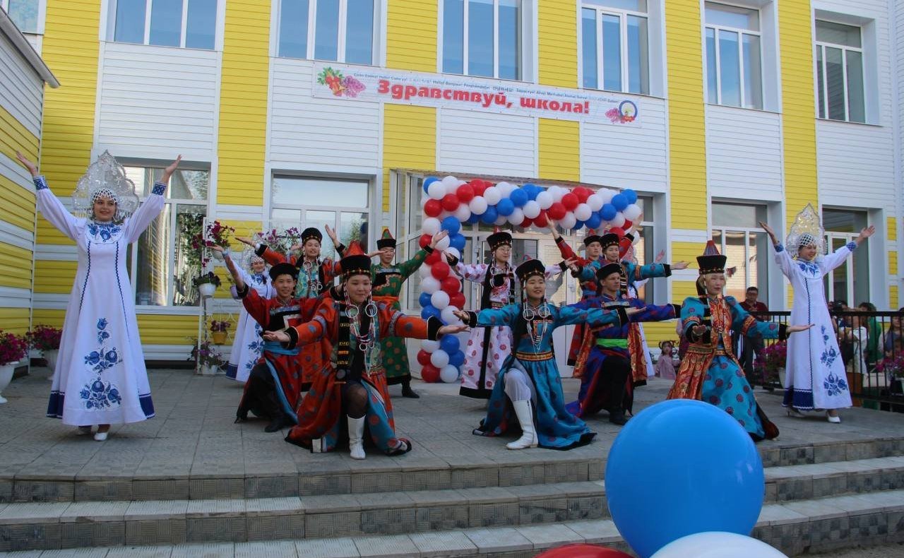 Баир Жамсуев в ходе работы в регионе посетил Могойтуйскую среднюю школу №1 им. В.Р. Гласко, открывшуюся в День знаний — 1 сентября — после капитального ремонта