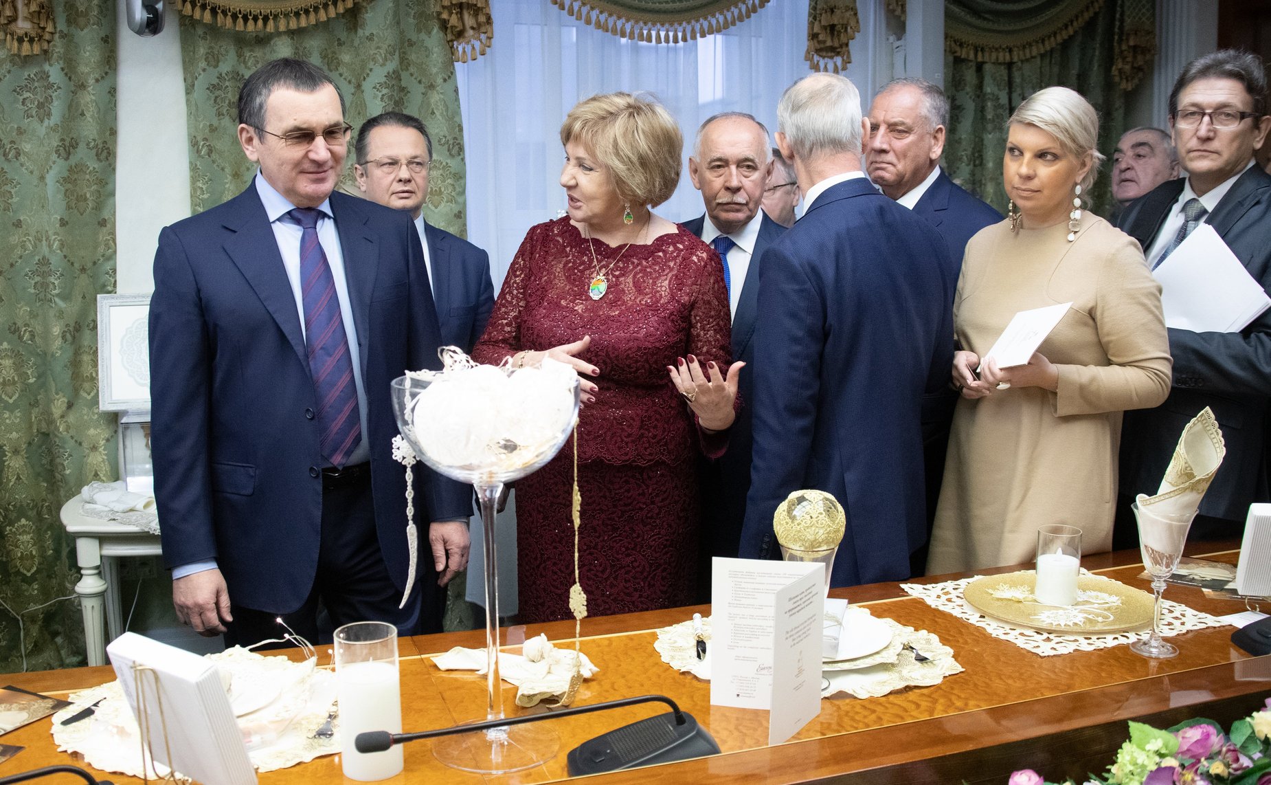 Осмотр выставки продукции предприятий сельхозпроизводителей