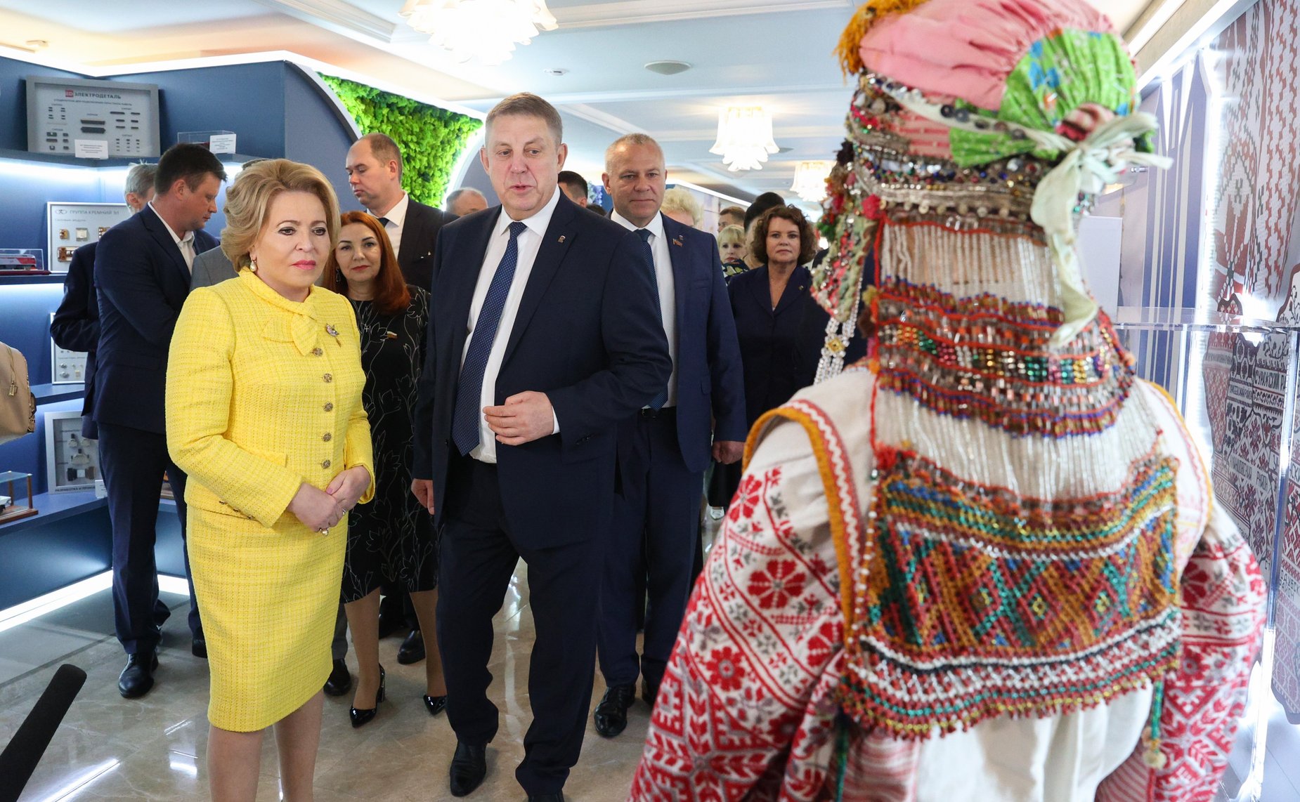 Валентина Матвиенко и Александр Богомаз осмотрели выставку, посвященную истории и перспективным направлениям развития Брянской области