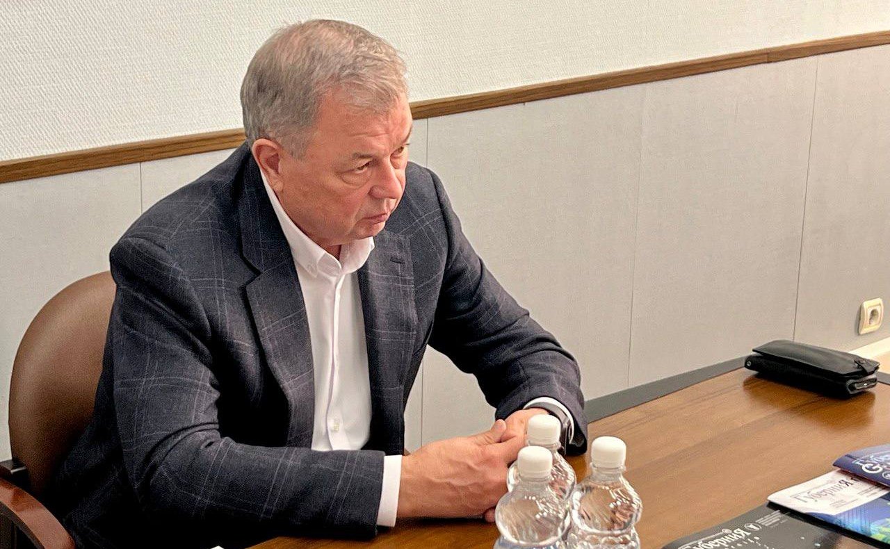 Анатолий Артамонов посетил завод «Калугаприбор», провел встречи с руководством ТПП Калужской области и волонтерами