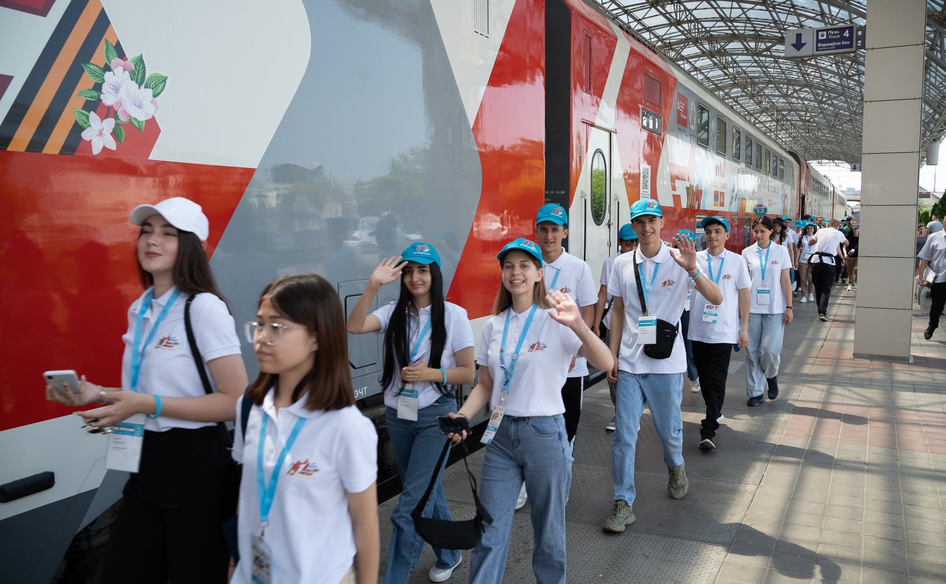 На перроне брестского вокзала школьники из России, Армении и Киргизии встретились с участниками проекта из Белоруссии