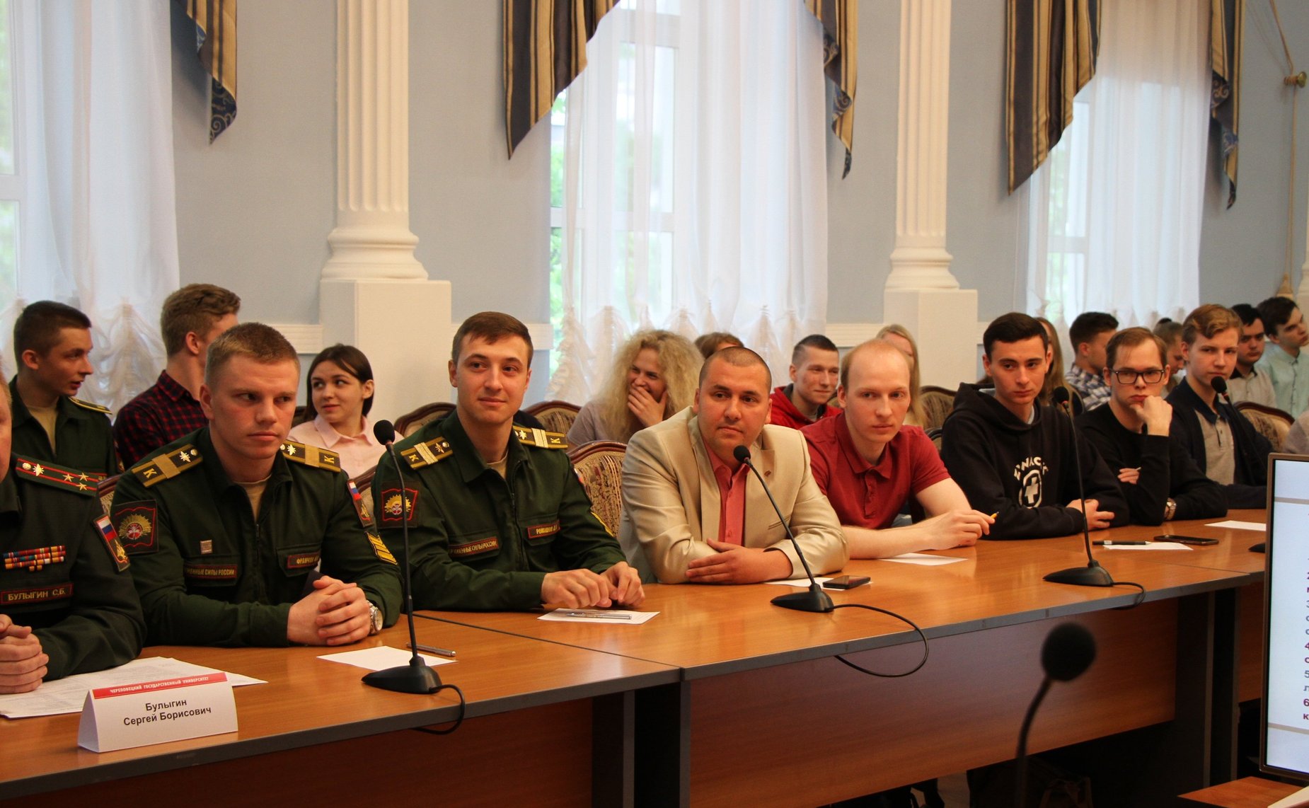 Юрий Воробьев принял участие в заседании молодежного Дискуссионного клуба