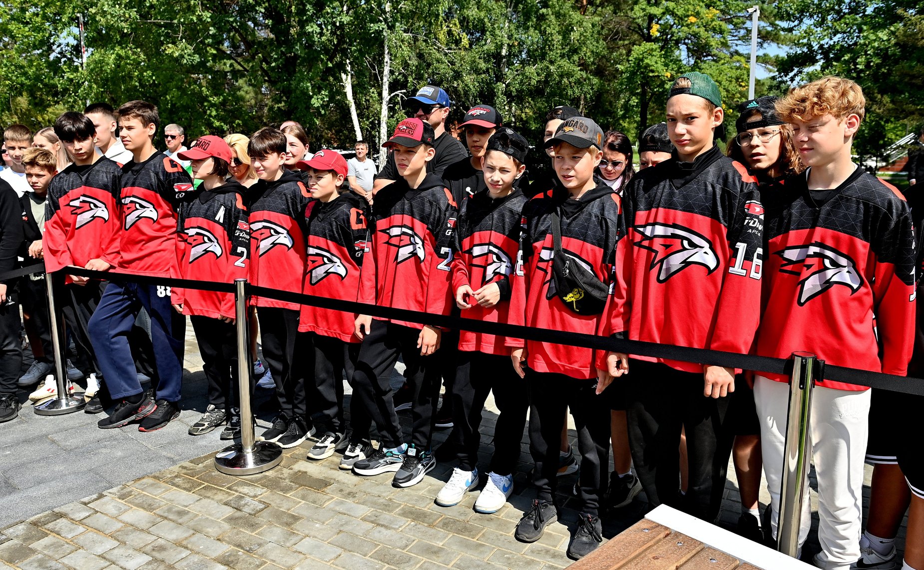 Александр Карелин открыл в Омске сквер памяти Анатолия Тарасова