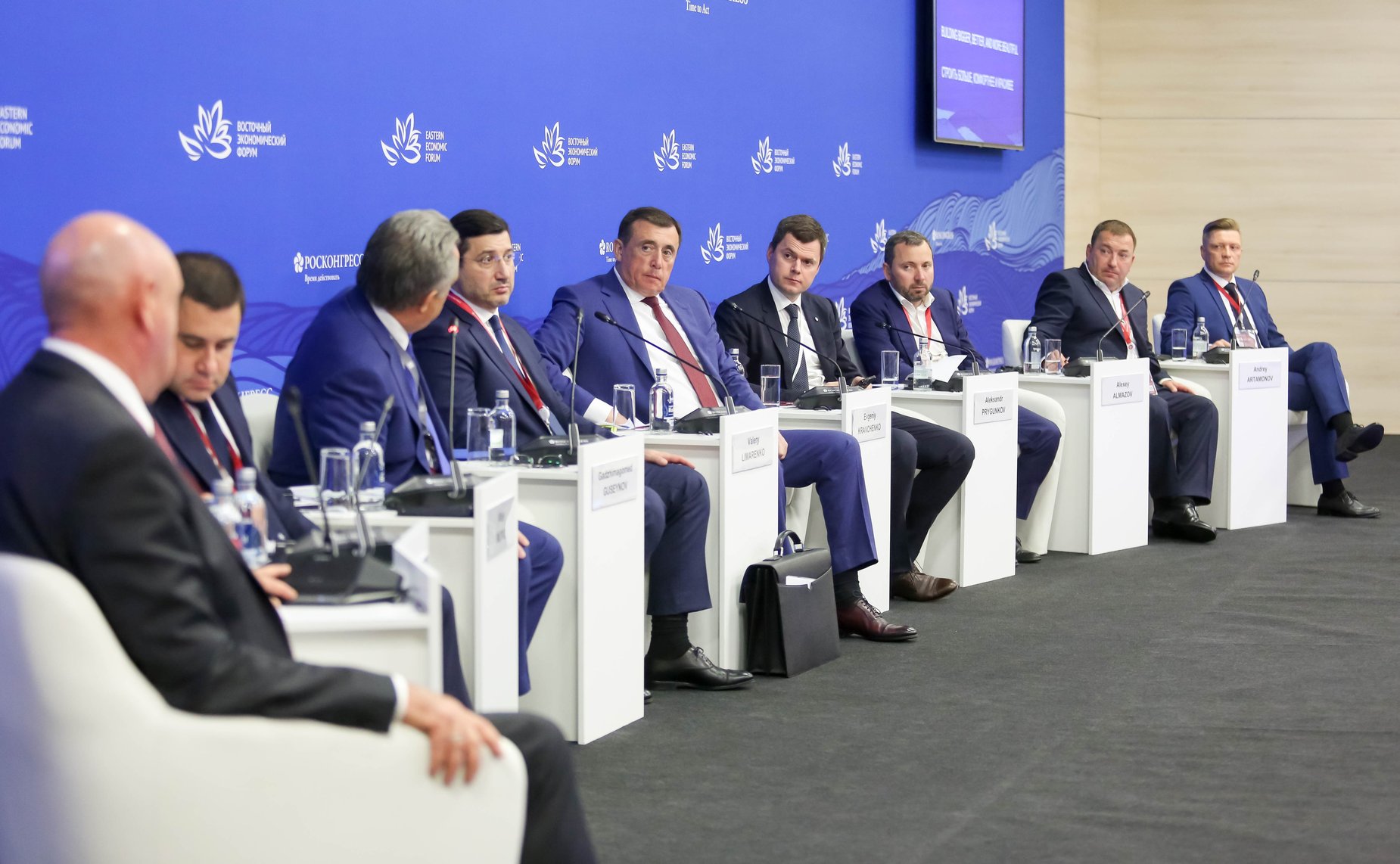 Сессия «Дальний Восток будущего. Строить больше, комфортнее и красивее». Сенаторы принимают участие в VIII Восточном экономическом форуме