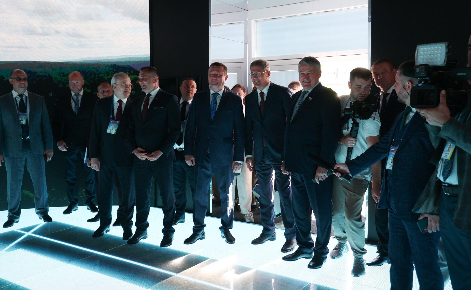 Юрий Воробьёв и заместитель Председателя Совета Республики Сергей Хоменко открыли выставку достижений народного хозяйства в рамках XI Форума регионов Беларуси и России