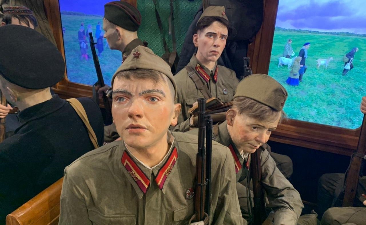 Сергей Березкин вместе с ветераном Великой Отечественной войны Владимиром Задворочным посетил передвижной музей «Поезд Победы» в Ярославле