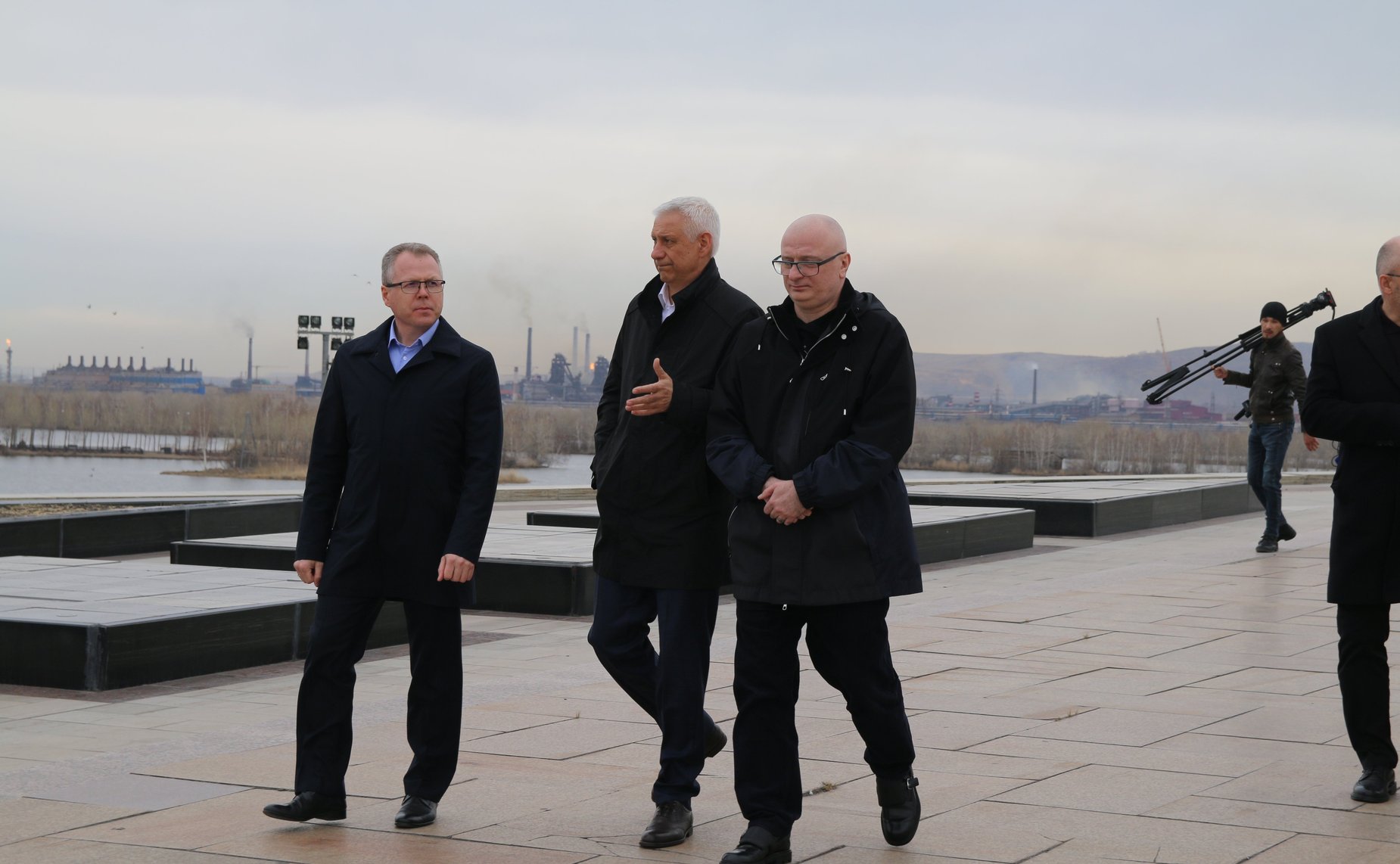 Сенаторы РФ приняли участие в церемонии возложения цветов к Вечному огню у монумента «Тыл-Фронту»