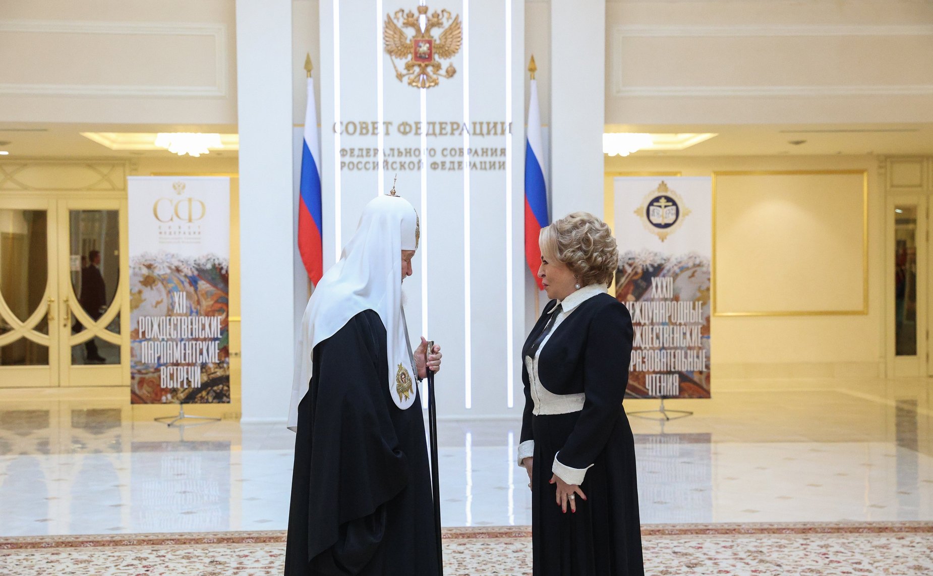 Председатель Совета Федерации Валентина Матвиенко и Святейший Патриарх Московский и Всея Руси Кирилл осмотрели выставку детских рисунков «Красота Божьего мира»