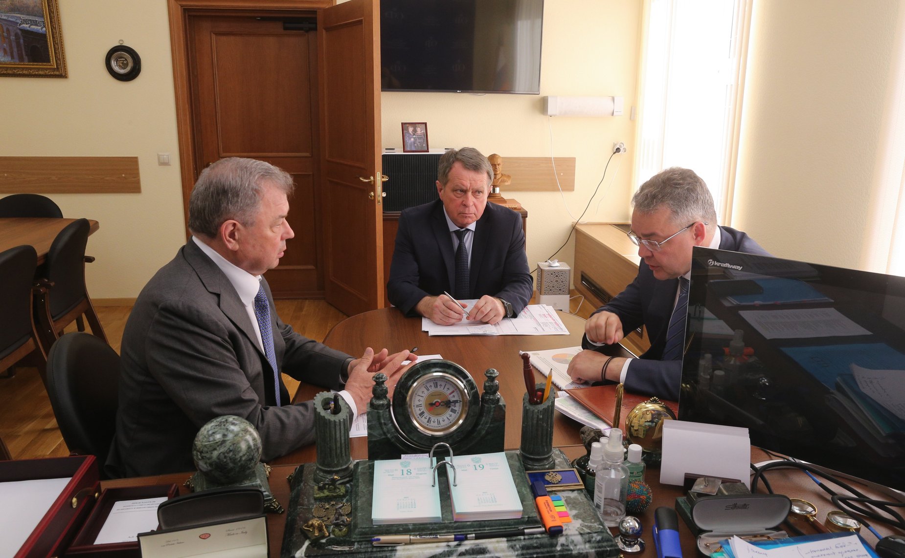 Анатолий Артамонов провел рабочую встречу с Владимиром Владимировым