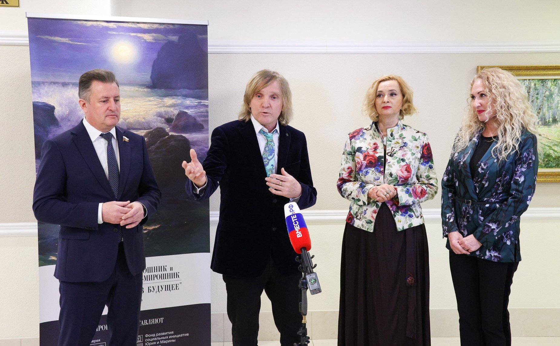 В Совете Федерации состоялось открытие выставки произведений живописи «Цветные письма в будущее»