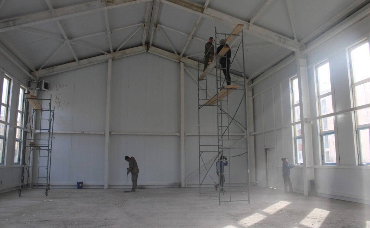 Баир Жамсуев проверил ход строительства модульных спортзалов в Забайкалье