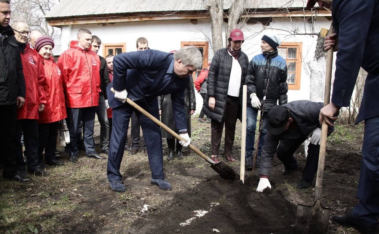Айрат Гибатдинов принял участие в торжественном возложении цветов к памятнику Ленина совместно с губернатором Ульяновской области А. Русских