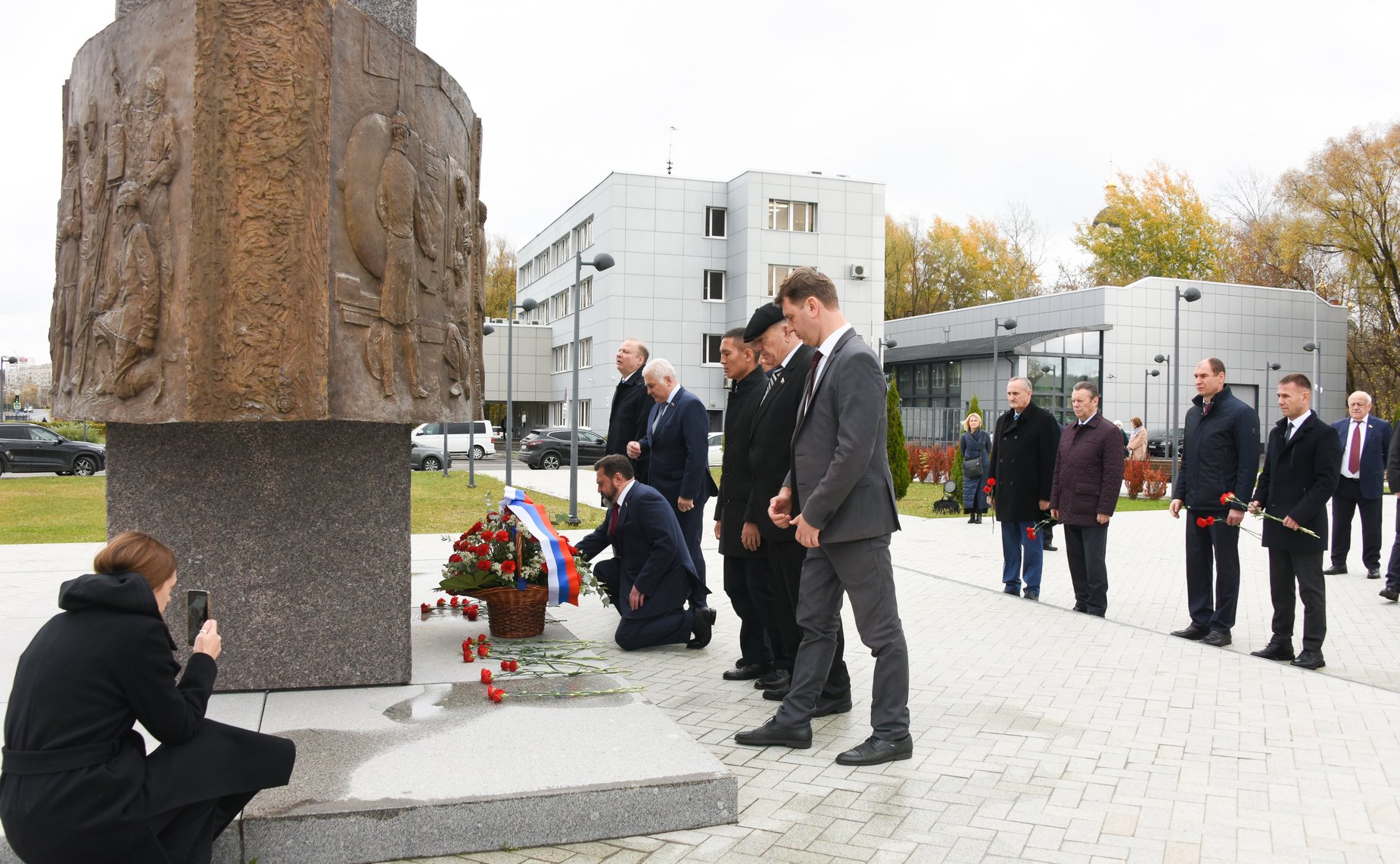 Сенаторы возложили цветы к памятнику испытателям отечественного ядерного оружия
