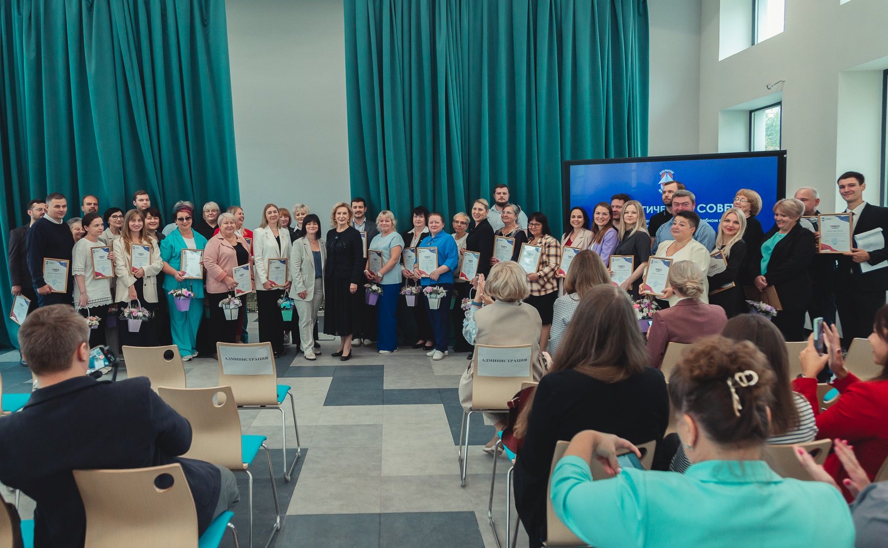 Инна Святенко встретилась с учителями школы № 2087 района Марьино Юго-Восточного округа и посетила обновлённый по программе «Моя школа» корпус образовательного учреждения