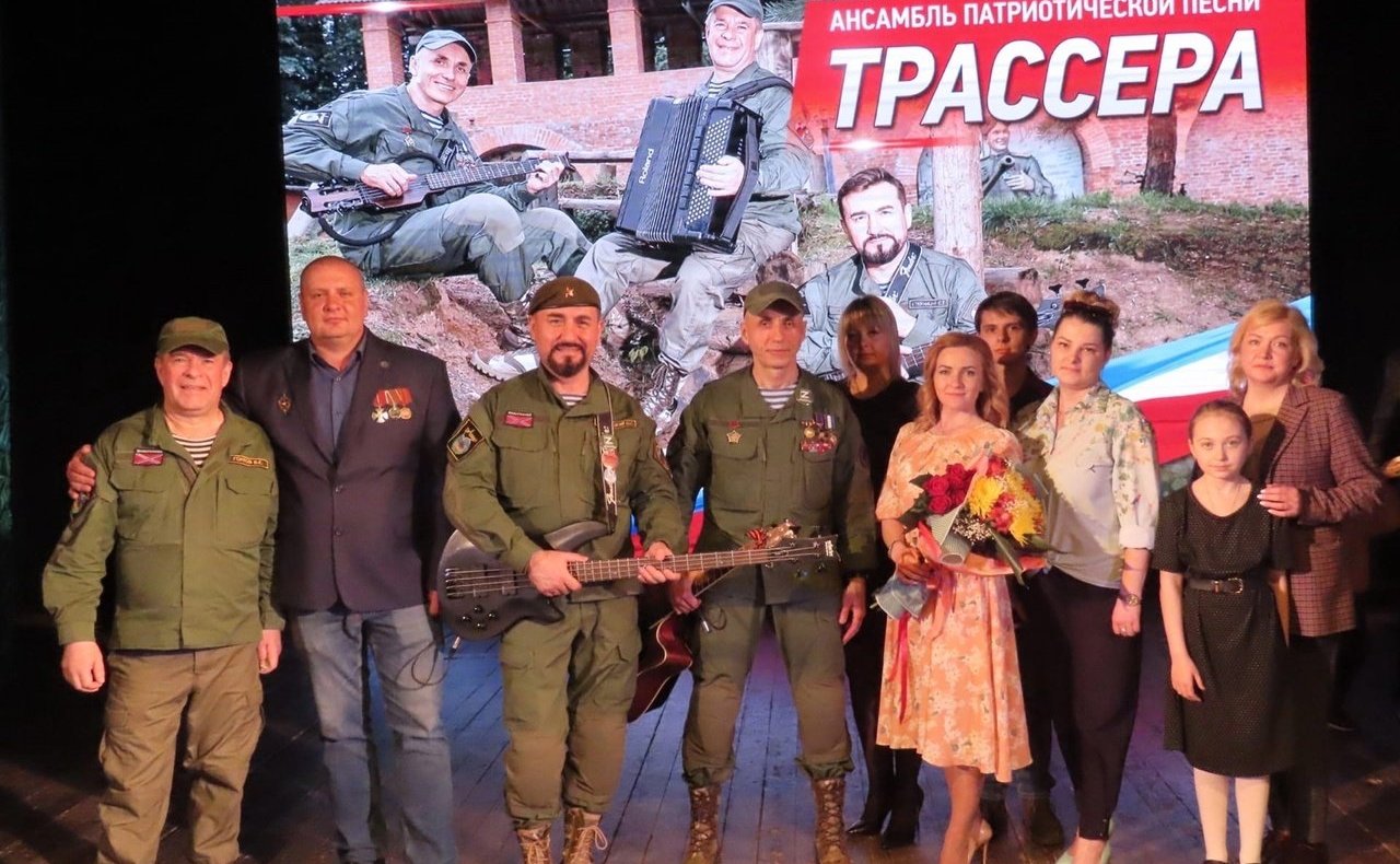 В рамках проекта «Вместе мы сила» состоялось выступление сенатора Ирины Кожановой и ансамбля патриотической песни «Трассера» в городе Сафоново Смоленской области