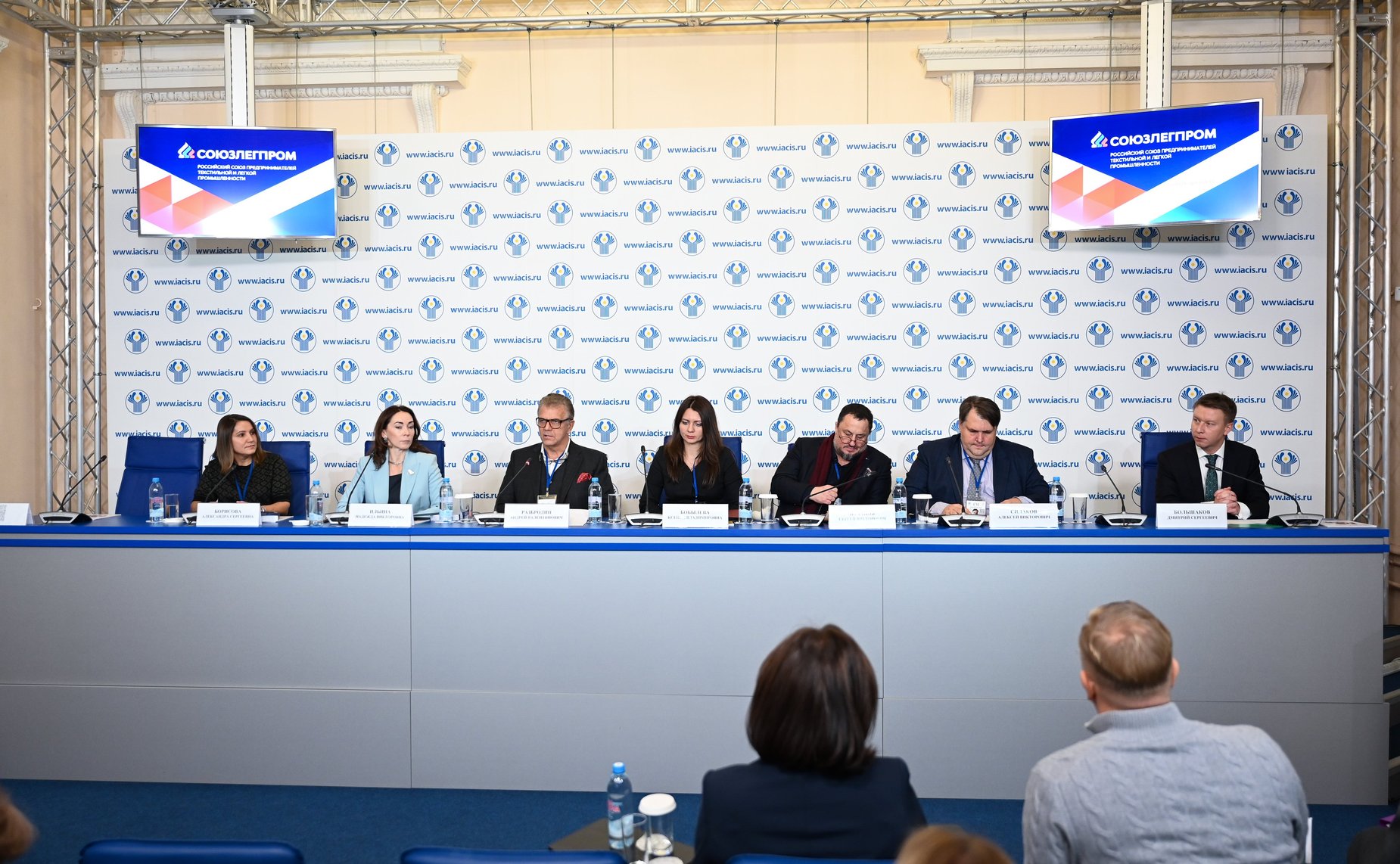 Круглый стол «Устойчивое развитие отрасли через переработку шерсти». III международный форум «Содружество моды»