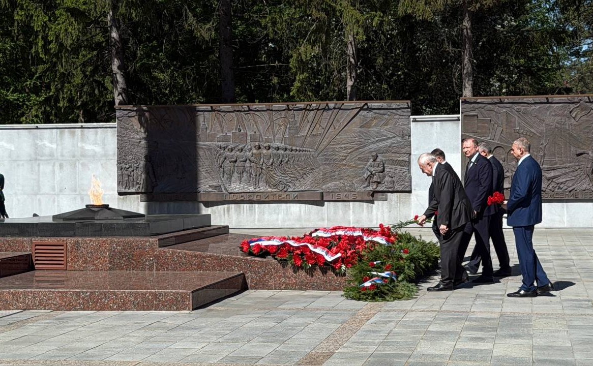 В г. Екатеринбурге сенаторы РФ провели церемонии возложения цветов к Широкореченскому военно-мемориальному комплексу, посвященному погибшим в Великой Отечественной войне, а также к военно-мемориальному комплексу «Черный тюльпан»