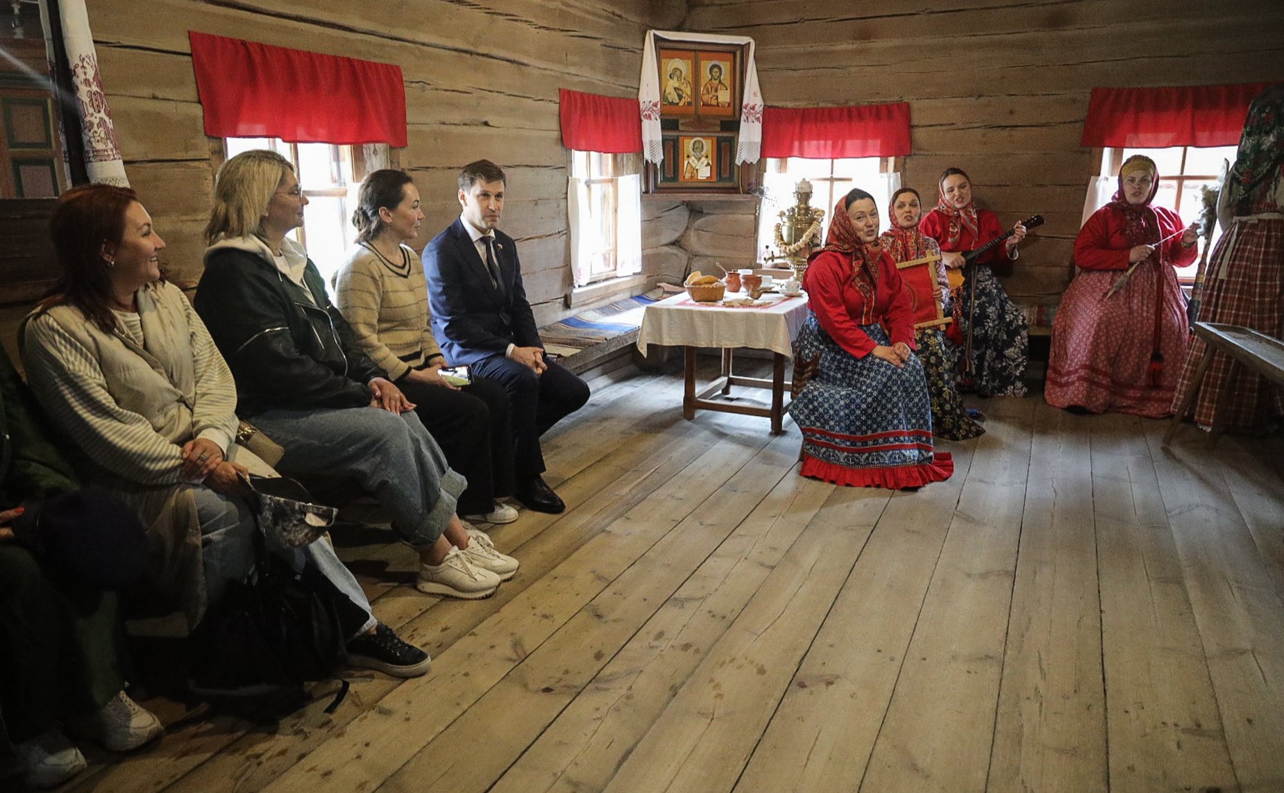 Сенаторы посетили музей деревянного зодчества «Малые Корелы»