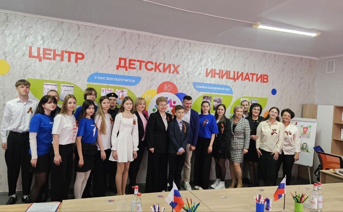 Ольга Бас в ходе поездки в регион посетила среднюю школу № 6 города Алчевска, где состоялось открытие Центра детских инициатив