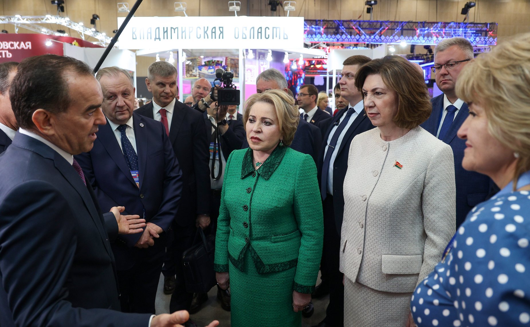 Валентина Матвиенко и Наталья Кочанова ознакомились с экспозицией выставки-ярмарки регионов России и Беларуси