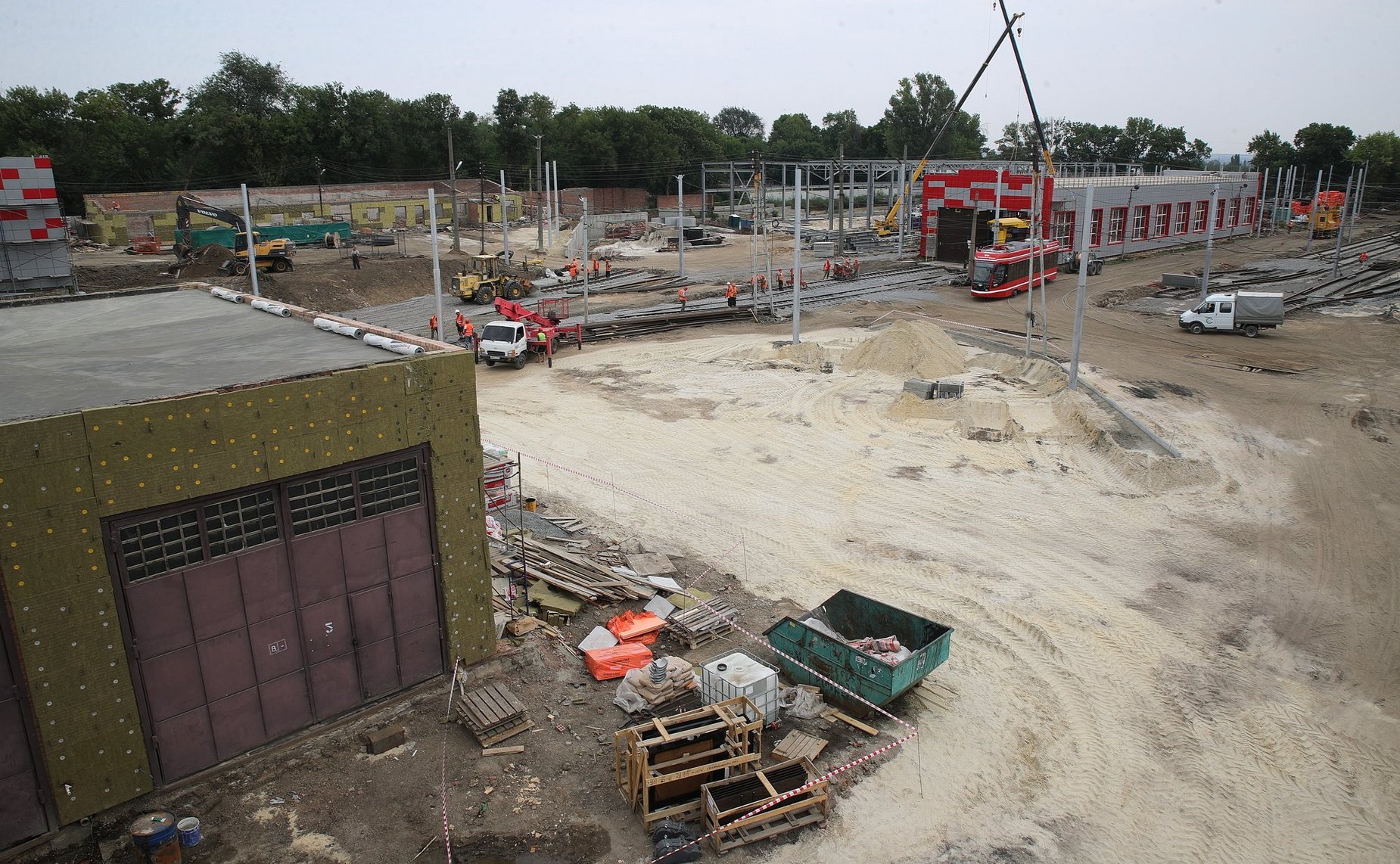 Андрей Яцкин в рамках рабочей поездки в регион осмотрел ход строительства депо и трамвайных путей в Таганроге