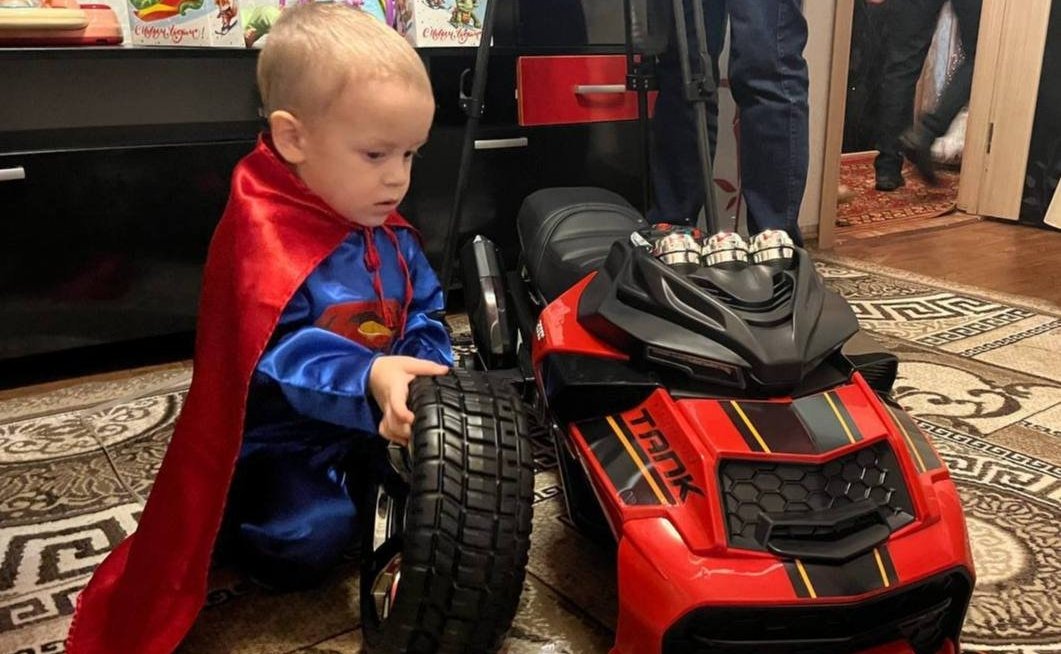 Николай Владимиров вручил подарок трехлетнему Тимуру в рамках акции «Елка желаний»