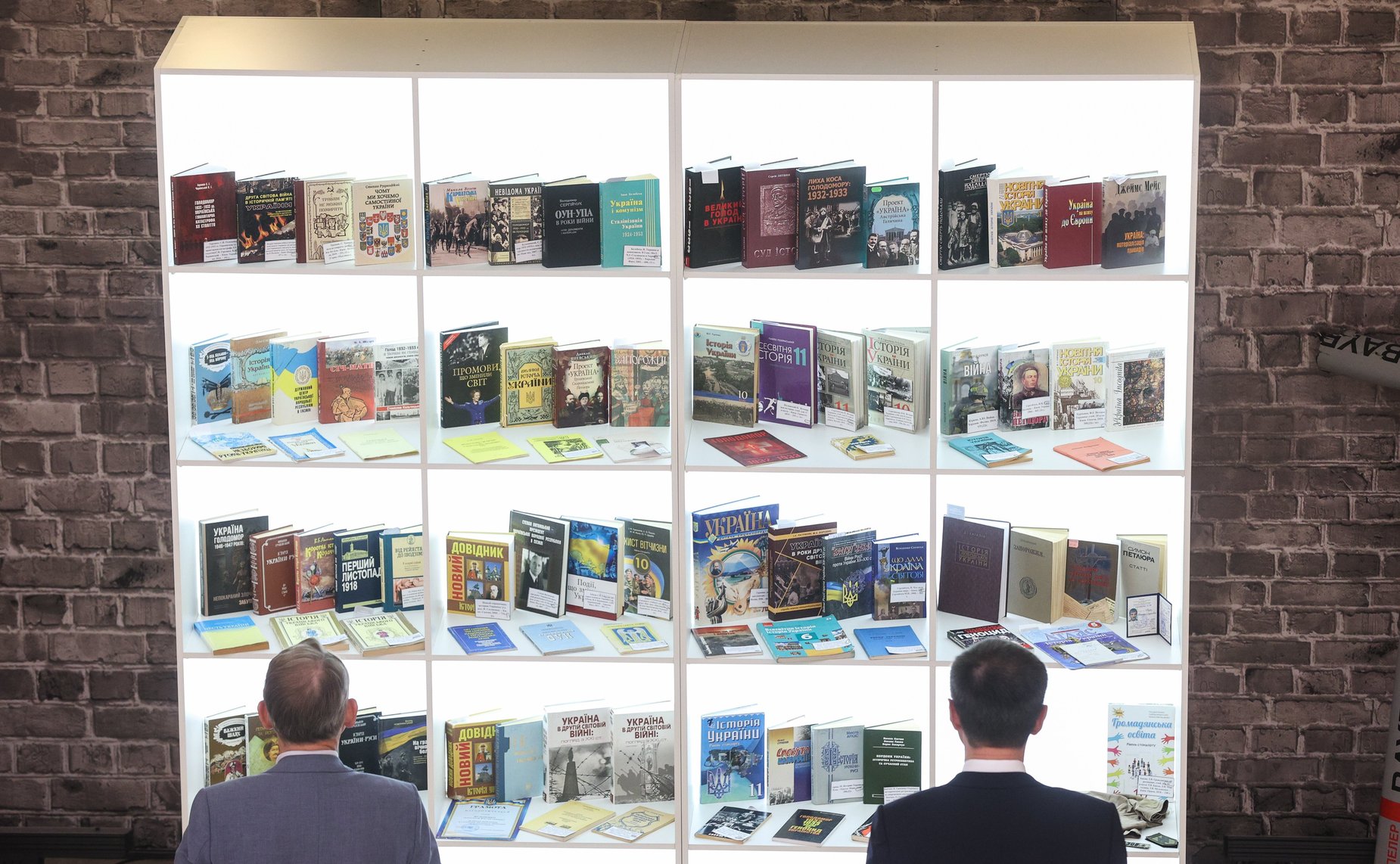 Юрий Воробьев и Дмитрий Василенко открыли в Совете Федерации выставку «Невыученные уроки истории. Связь времен. Пропаганда ненависти»