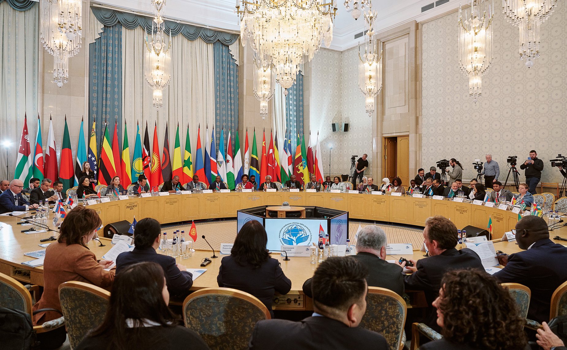 Председатель Комитета СФ по конституционному законодательству и государственному строительству Андрей Клишас принял участие в VII Международной научно-практической конференции «Проблемы защиты прав человека: обмен лучшими практиками омбудсменов»