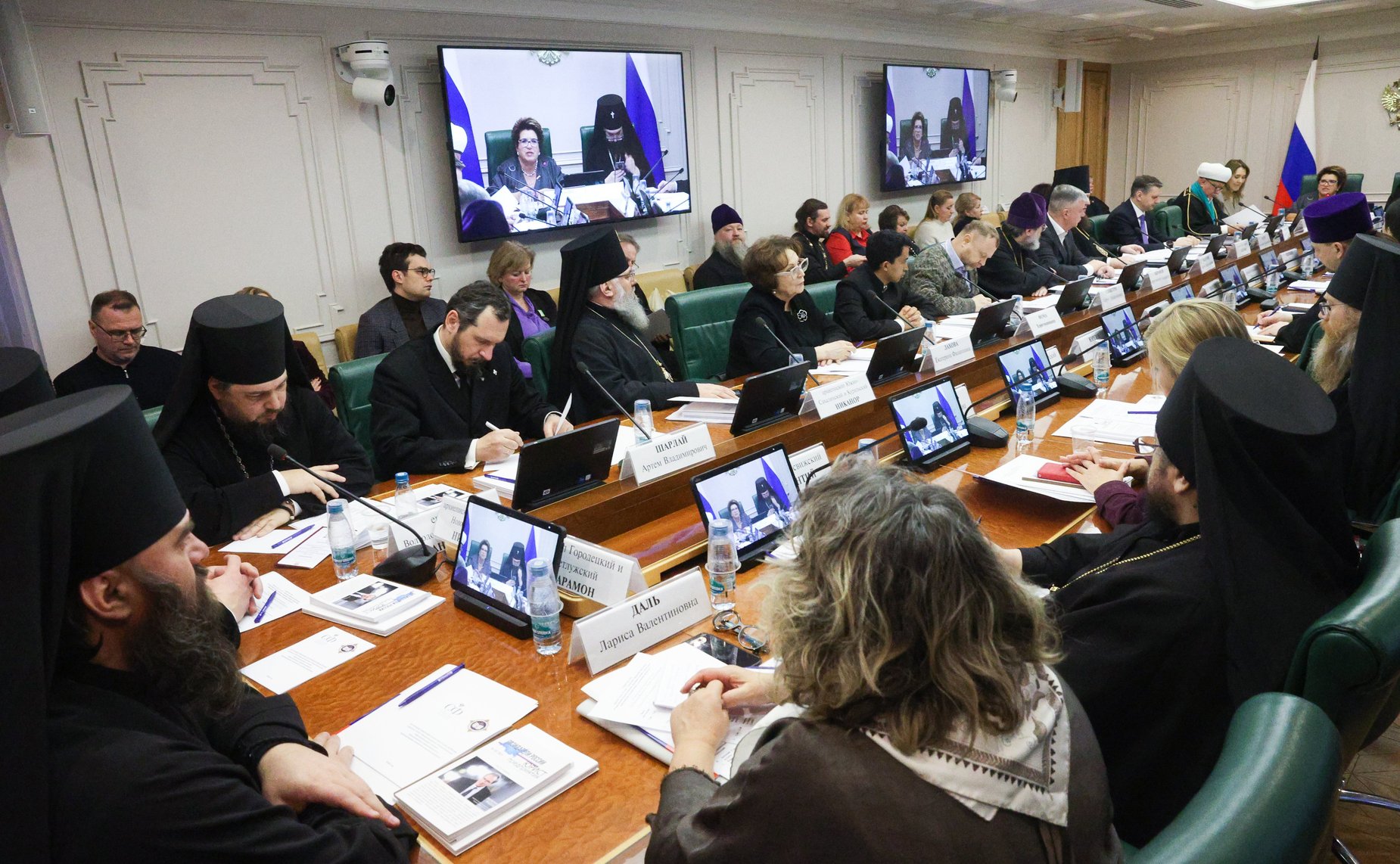 Круглый стол «Становление современной общественно-государственной модели воспитания гражданина и патриота (анализ опыта взаимодействия государственных и религиозных институтов)» (в рамках XIV Рождественских парламентских встреч)