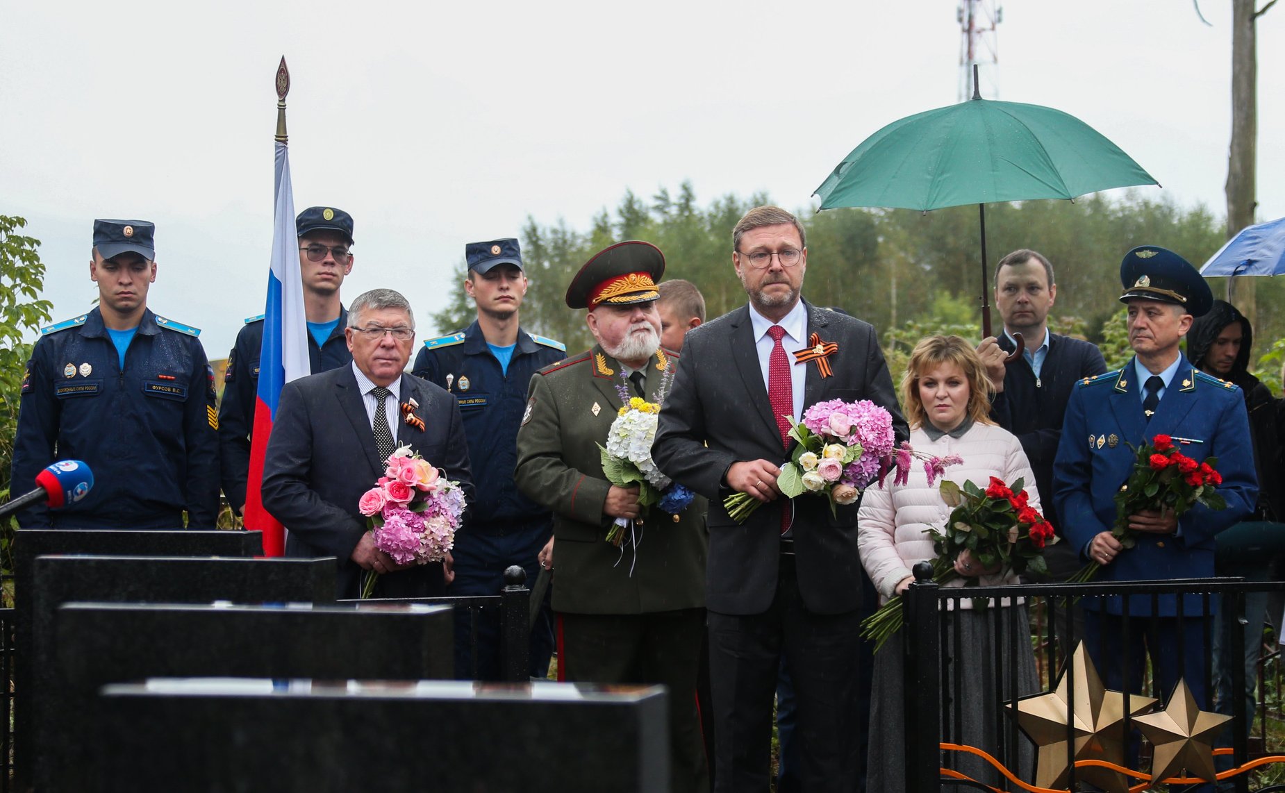 Константин Косачев и Валерий Рязанский приняли участие в открытии двух отремонтированных и реконструированных воинских мемориалов, расположенных на территории Спас-Заулковского муниципального кладбища