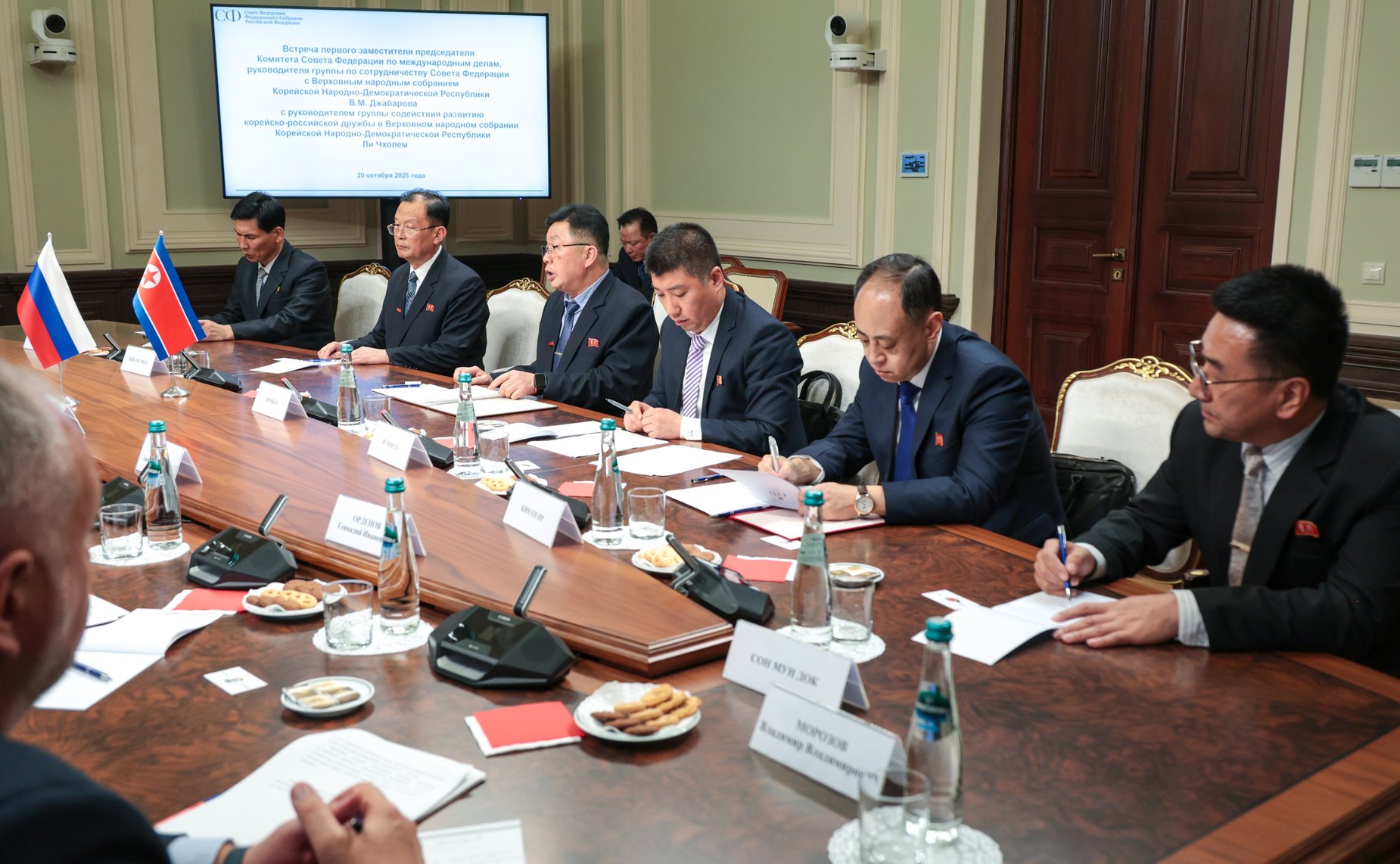 Встреча первого заместителя председателя Комитета СФ по международным делам Владимира Джабарова с руководителем группы содействия развитию корейско-российской дружбы в Верховном народном собрании КНДР Ли Чхолем