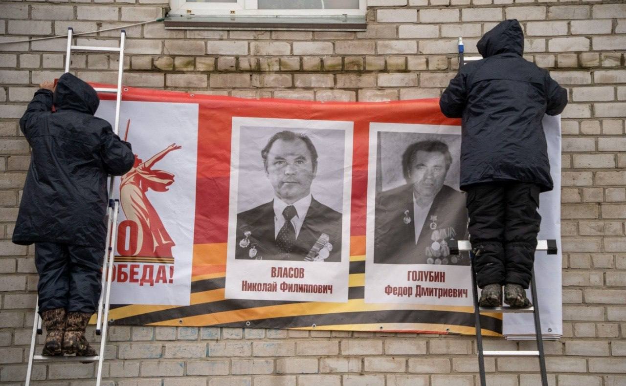 Денис Гусев принял участие в установке стенда памяти об участниках Великой Отечественной войны