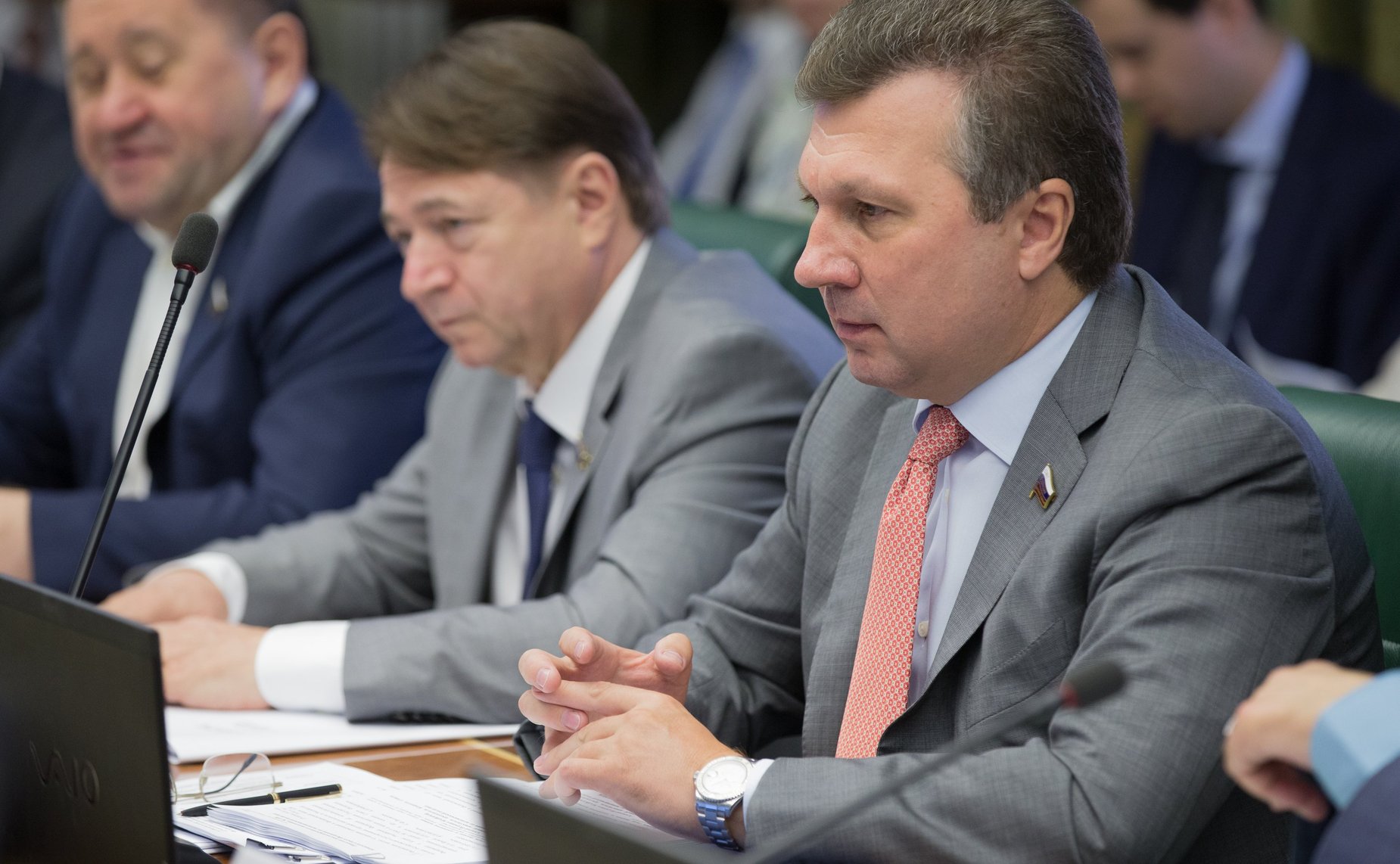 Идет заседание